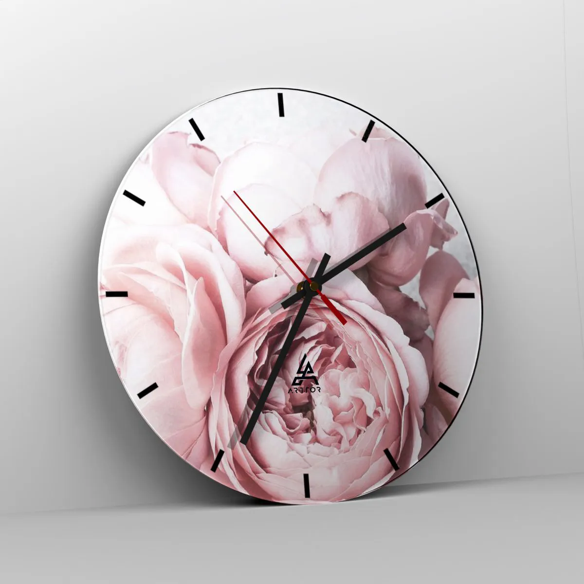 Nástěnné hodiny - Jemné růžové pivoňky v detailním záběru - 30x30cm - Pro romantiky - Moderní nástěnná dekorace do obývacího pokoje, kuchyně a ložnice ARTTOR