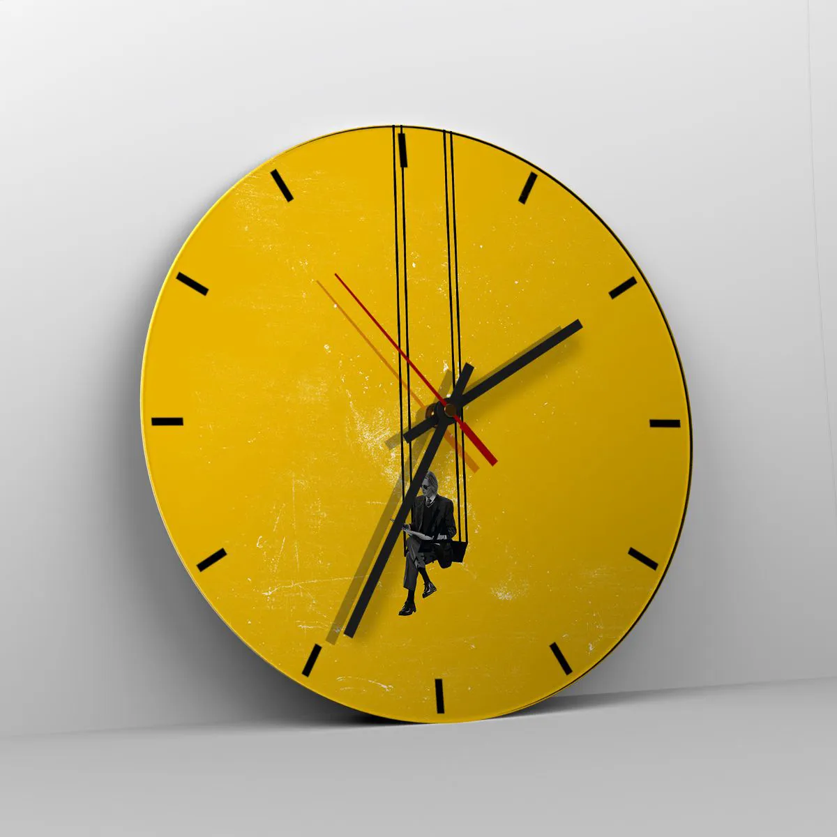 Ceas de perete - Ceas pe sticlă - Un bărbat în costum citind pe un leagăn pe un fundal galben. - 30x30cm - O zi ca oricare alta - Decorațiune modernă pentru perete pentru living, bucătărie și dormitor ARTTOR