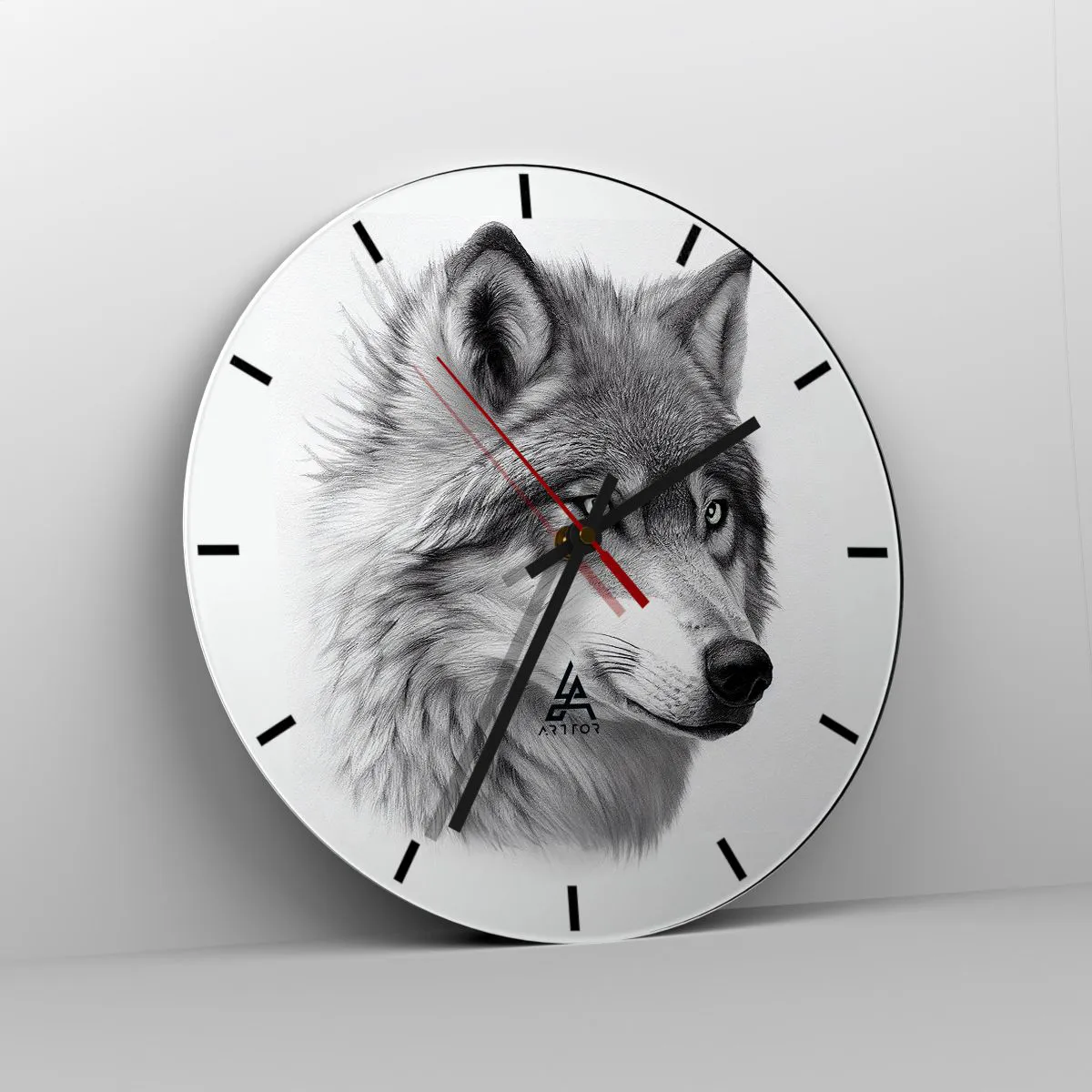 Wanduhr - Glasuhr - Ein Schwarz-Weiß-Porträt eines Wolfes mit durchdringendem Blick. - 30x30cm - Alpha – ohne Zweifel - Moderne Wanddekoration für Wohnzimmer, Küche und Schlafzimmer ARTTOR