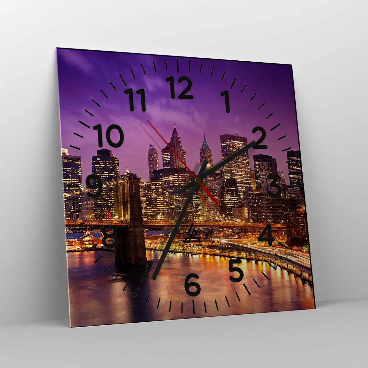 Väggklocka - Klocka på glas - Manhattan i violett och guld - 30x30 cm