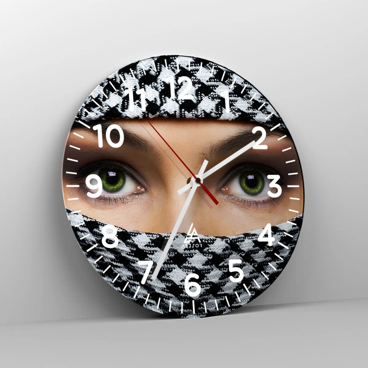 Falióra, Óra - Egy fátyolos zöld szemű szépség portréja - 30x30 cm