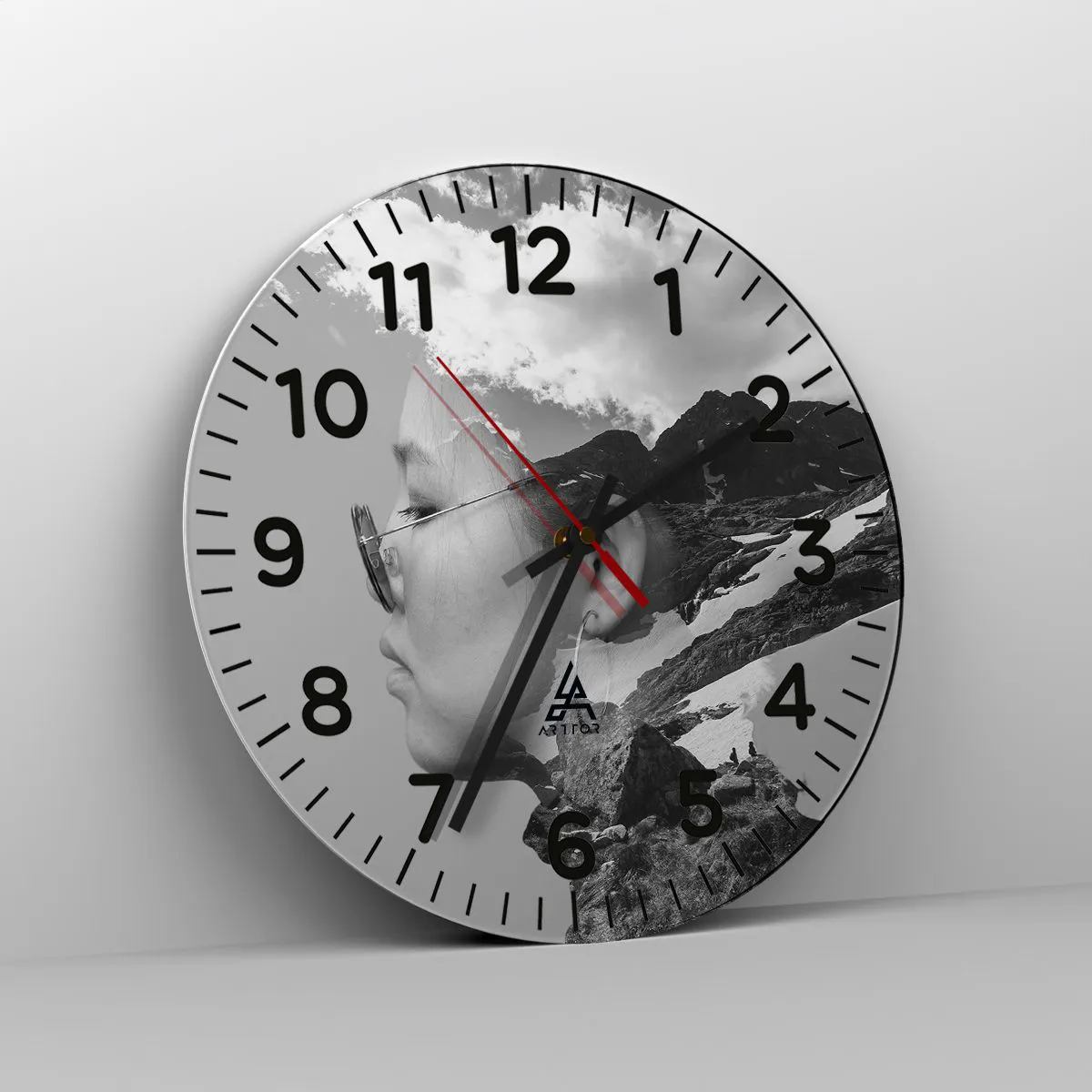 Nástěnné hodiny - Povznešen portrét v oblacích - 40x40 cm