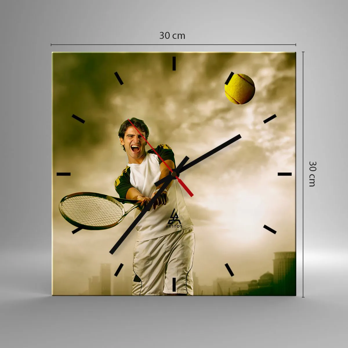 Wanduhr - Glasuhr - Tennisspieler in Aktion während eines Spiels vor dem Hintergrund einer urbanen Landschaft - 30x30cm - Energie und Freude - Moderne Wanddekoration für Wohnzimmer und Schlafzimmer ARTTOR