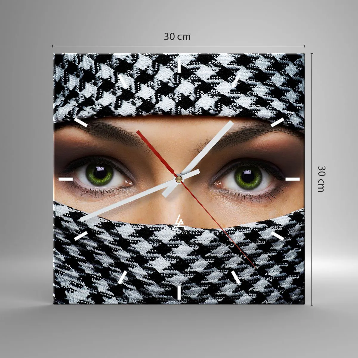 Orologio da parete - Orologio in Vetro - Gli occhi verdi di una donna sono nascosti dietro un tessuto a fantasia in bianco e nero. - 30x30cm - Ritratto di bellezza velata con gli occhi verdi - Decorazione murale moderna per soggiorno e camera da letto ART