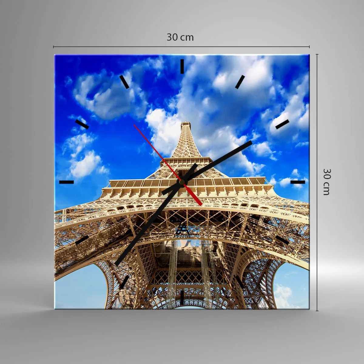 Zegar ścienny - Wieża Eiffla z perspektywy dolnej na tle błękitnego nieba - 30x30cm - Sięgając nieba i chmur - Nowoczesna dekoracja ścienna do salonu i sypialni ARTTOR
