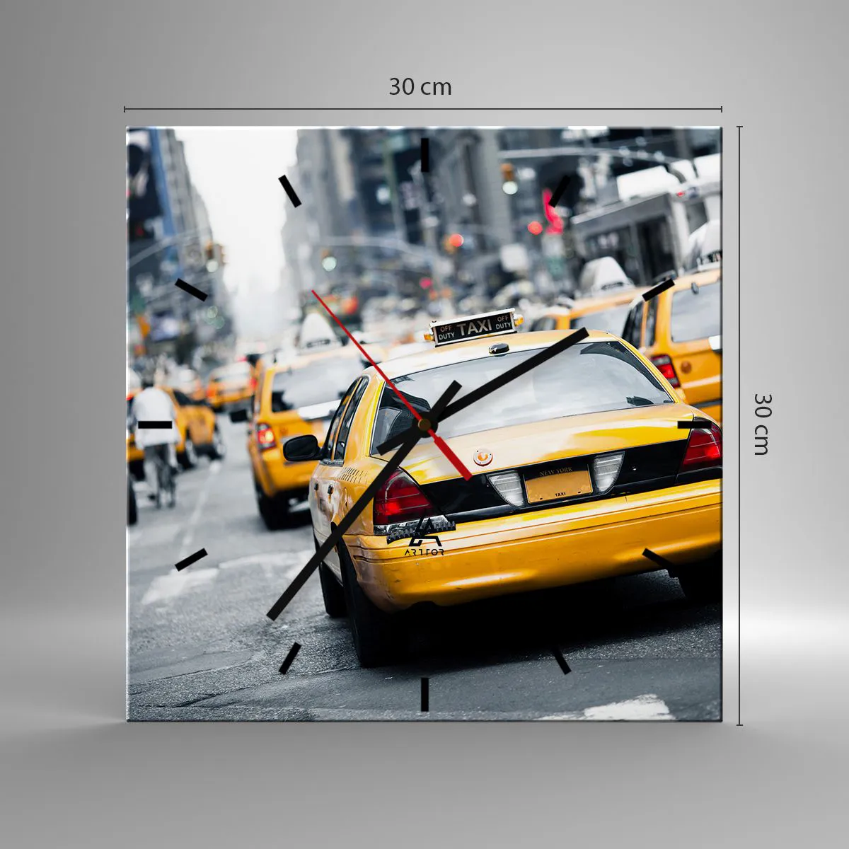 Zegar ścienny - Żółte taksówki na ruchliwej ulicy miejskiej w centrum metropolii - 30x30cm - Tylko w tym mieście - Nowoczesna dekoracja ścienna do salonu i sypialni ARTTOR