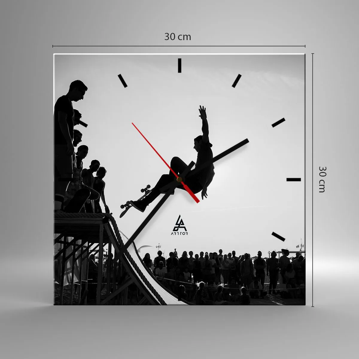 Reloj de pared - Reloj de vidrio - Escena de skate en blanco y negro en una rampa - 30x30cm - Héroes y espectadores - Decoración de pared moderna para salón y dormitorio ARTTOR