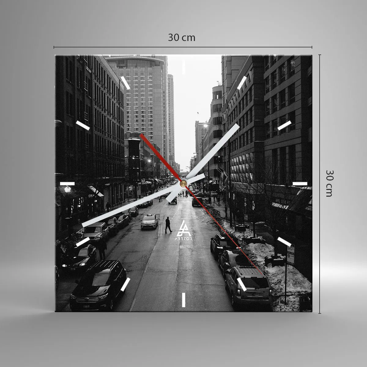 Wanduhr - Glasuhr - Eine schwarz-weiße Straße mitten in der Stadt mit Autos und Fußgängern - 30x30cm - Ein weiterer Tag wie jeder andere Tag - Moderne Wanddekoration für Wohnzimmer und Schlafzimmer ARTTOR