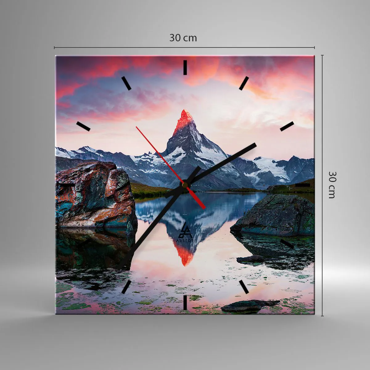 Zegar ścienny - Górski szczyt odbijający się w jeziorze o zachodzie słońca - 30x30cm - Serce gór jest gorące - Nowoczesna dekoracja ścienna do salonu i sypialni ARTTOR
