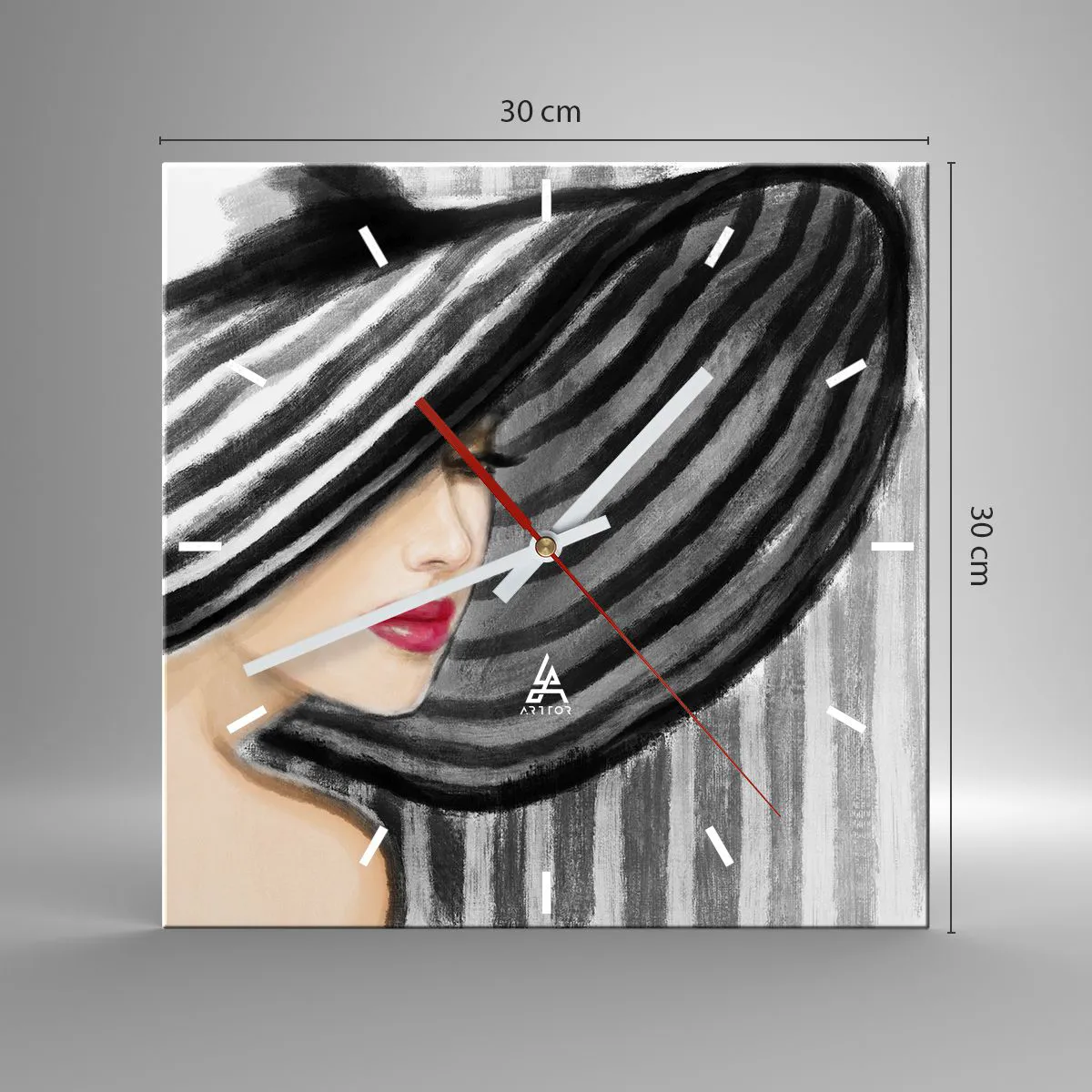 Zegar ścienny - Kobieta w kapeluszu w czarno-białym stylu z czerwonym akcentem - 30x30cm - Gdzie ciebie szukać? - Nowoczesna dekoracja ścienna do salonu i sypialni ARTTOR