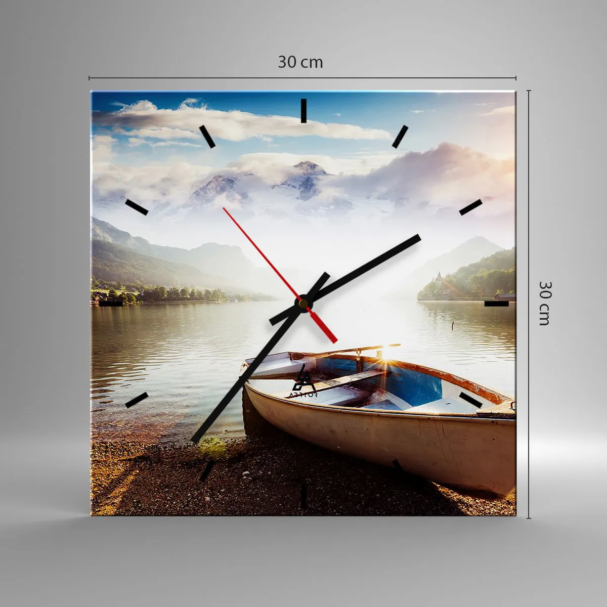 Wanduhr - Glasuhr - Ein Boot am Ufer eines Sees mit Blick auf die Berge am Morgen - 30x30cm - Am tollen und klaren Wasser - Moderne Wanddekoration für Wohnzimmer und Schlafzimmer ARTTOR