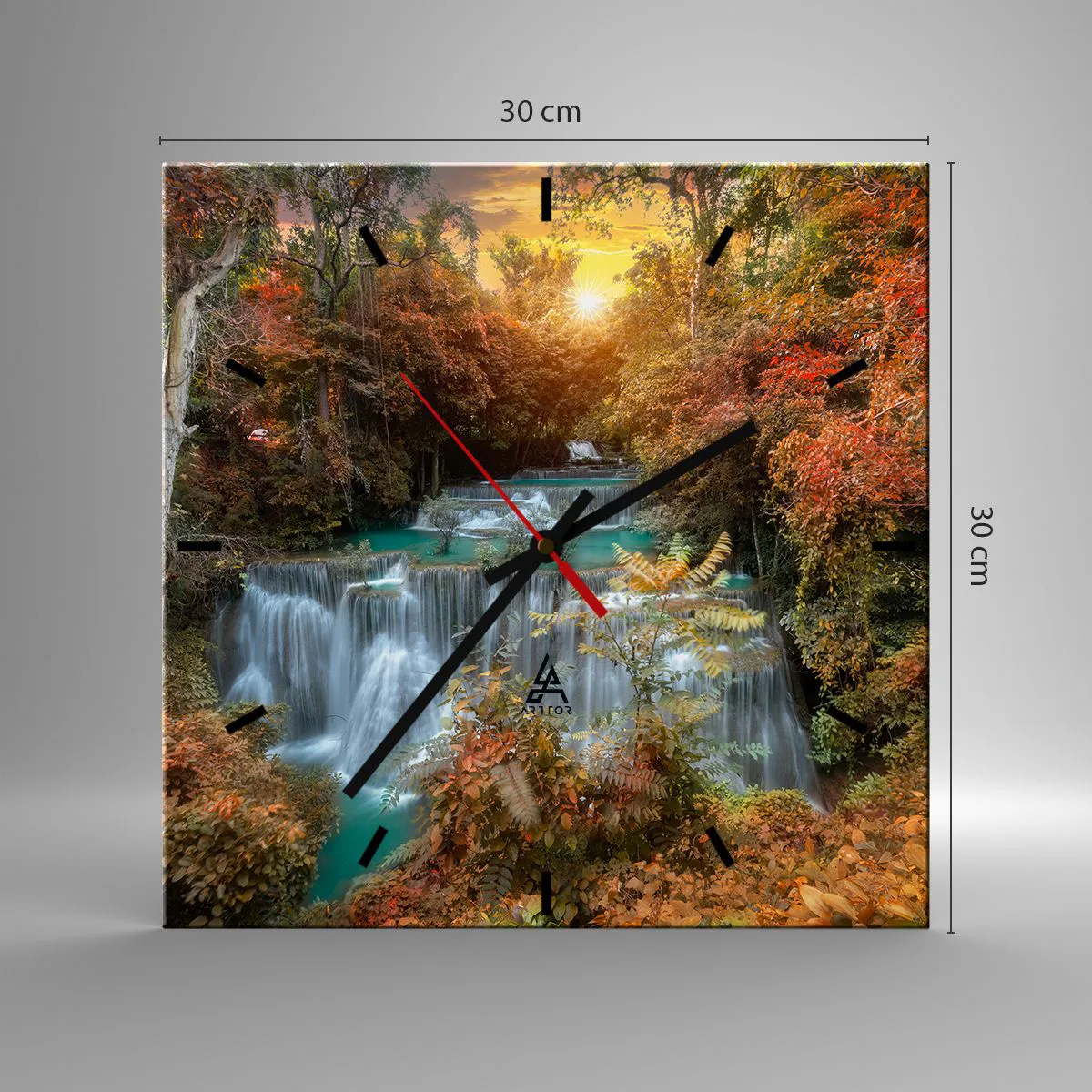 Reloj de pared - Reloj de vidrio - Cascada de otoño rodeada de árboles coloridos a la luz del sol. - 30x30cm - El tesoro escondido del bosque - Decoración de pared moderna para salón y dormitorio ARTTOR