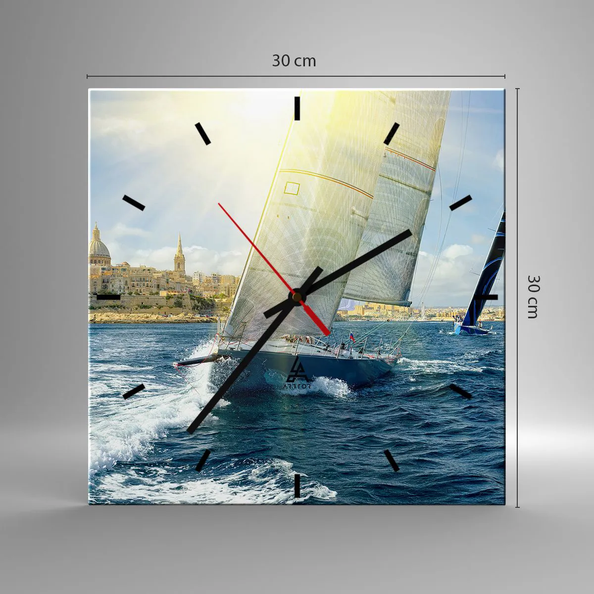 Wanduhr - Glasuhr - Yachtrennen vor der Kulisse einer sonnigen Küste - 30x30cm - Es ist Zeit die Stadt zu verlassen - Moderne Wanddekoration für Wohnzimmer und Schlafzimmer ARTTOR