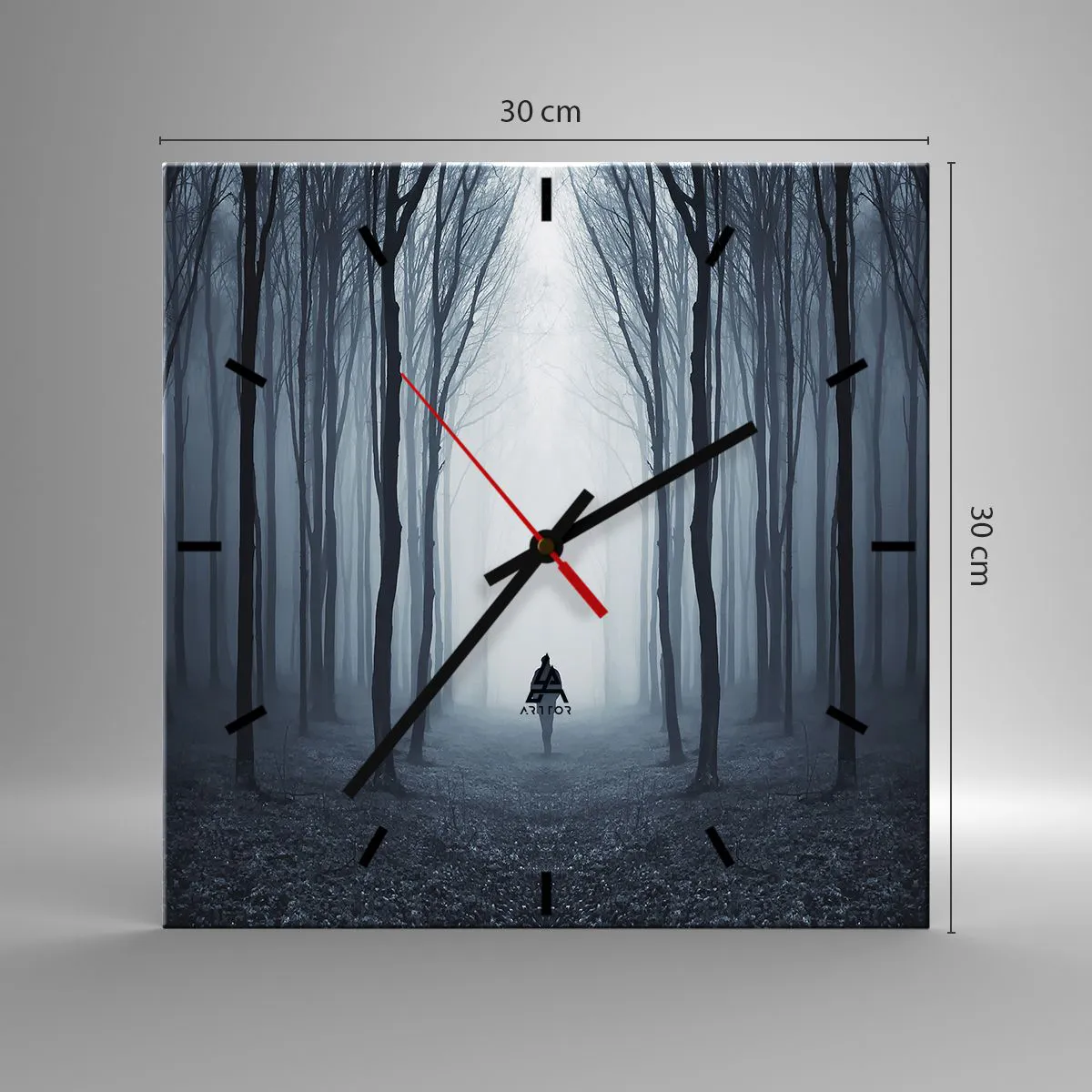 Reloj de pared - Reloj de vidrio - Una figura caminando entre los árboles en un bosque brumoso. - 30x30cm - Alto y claro - Decoración de pared moderna para salón y dormitorio ARTTOR