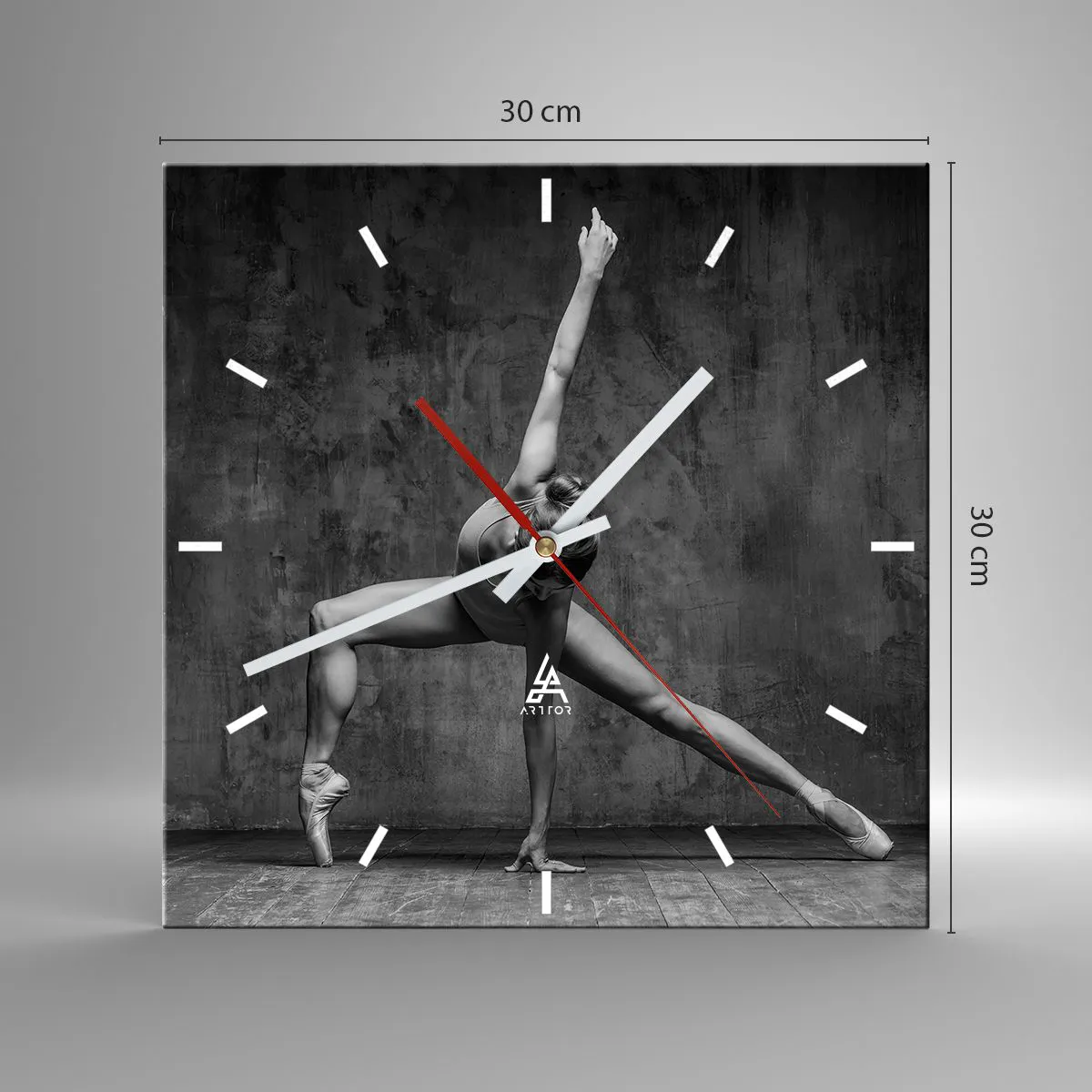 Wanduhr - Glasuhr - Eine Tänzerin in künstlerischer Pose vor einer rohen Wand - 30x30cm - Das Ideal des Gleichgewichts - Moderne Wanddekoration für Wohnzimmer und Schlafzimmer ARTTOR