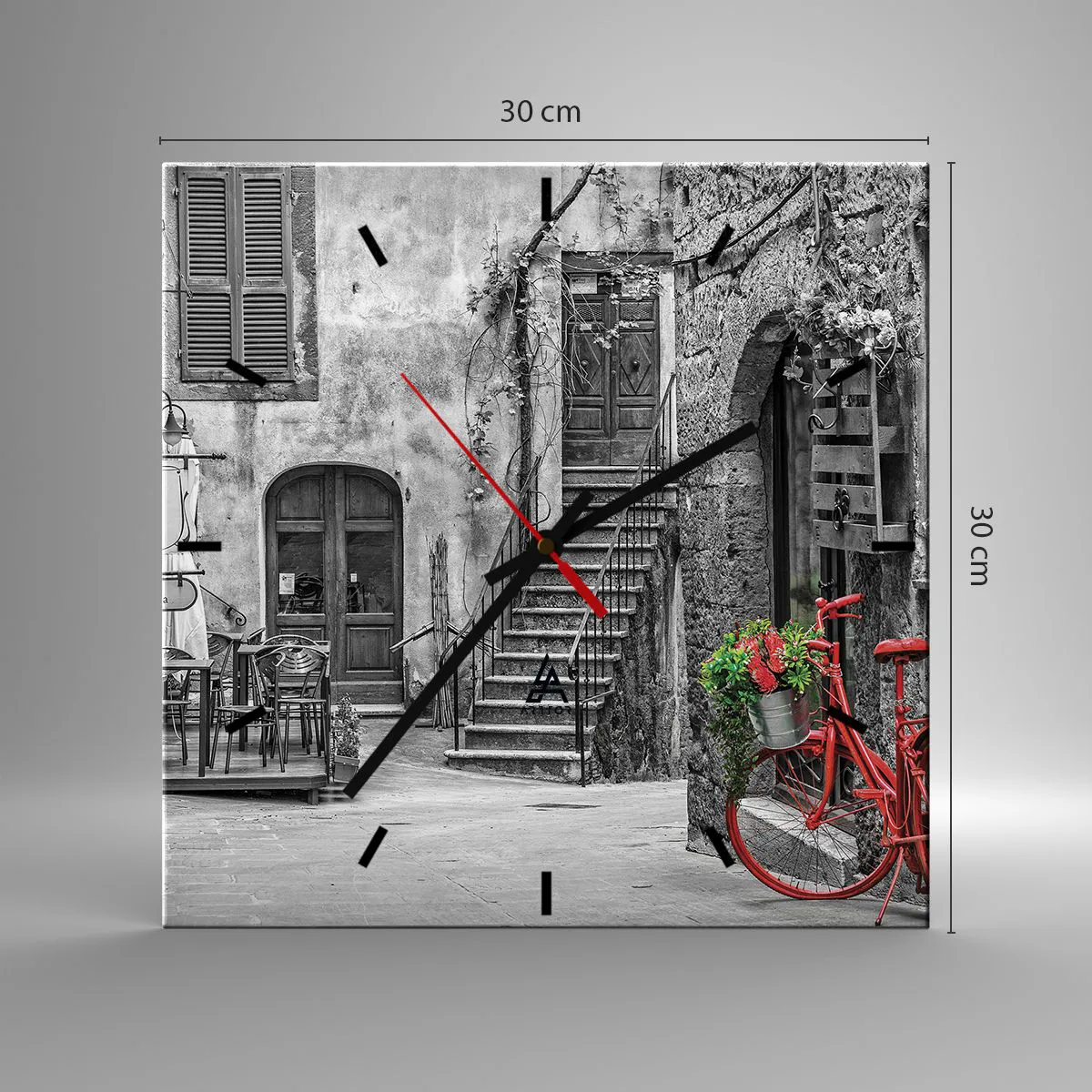 Zegar ścienny - Czerowny rower w czarno-białej uliczce - 30x30cm - Toskański zaułek - Nowoczesna dekoracja ścienna do salonu i sypialni ARTTOR