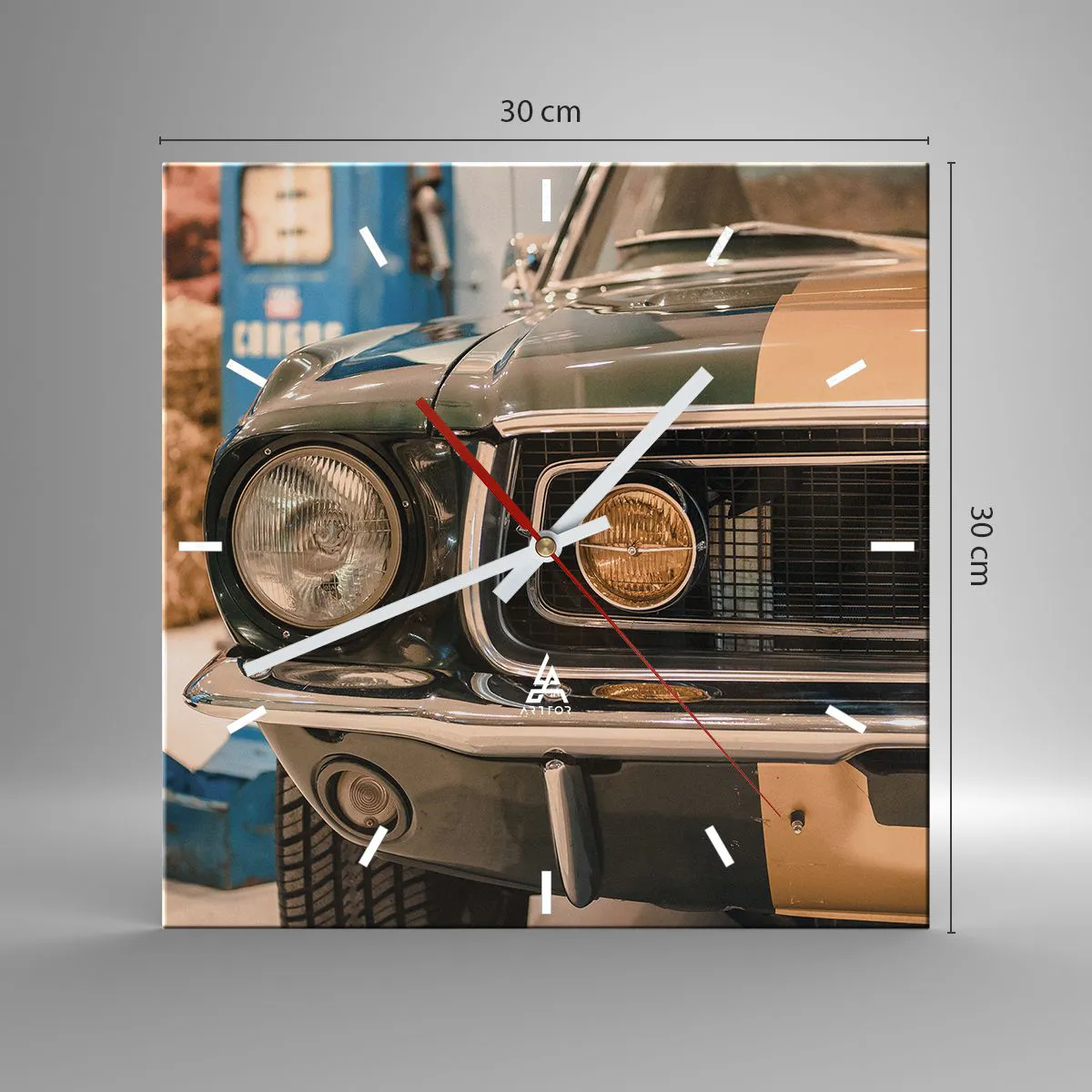 Wanduhr - Glasuhr - Ein kultiges Retro-Auto in klassischer Umgebung - 30x30cm - Treffen mit einer Legende - Moderne Wanddekoration für Wohnzimmer und Schlafzimmer ARTTOR