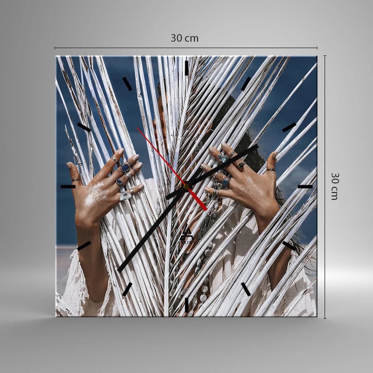 Zegar ścienny - Kobieta ukryta za palmowymi liśćmi z pierścieniami na dłoniach - 30x30cm - Dziewczyna szamana? - Nowoczesna dekoracja ścienna do salonu i sypialni ARTTOR