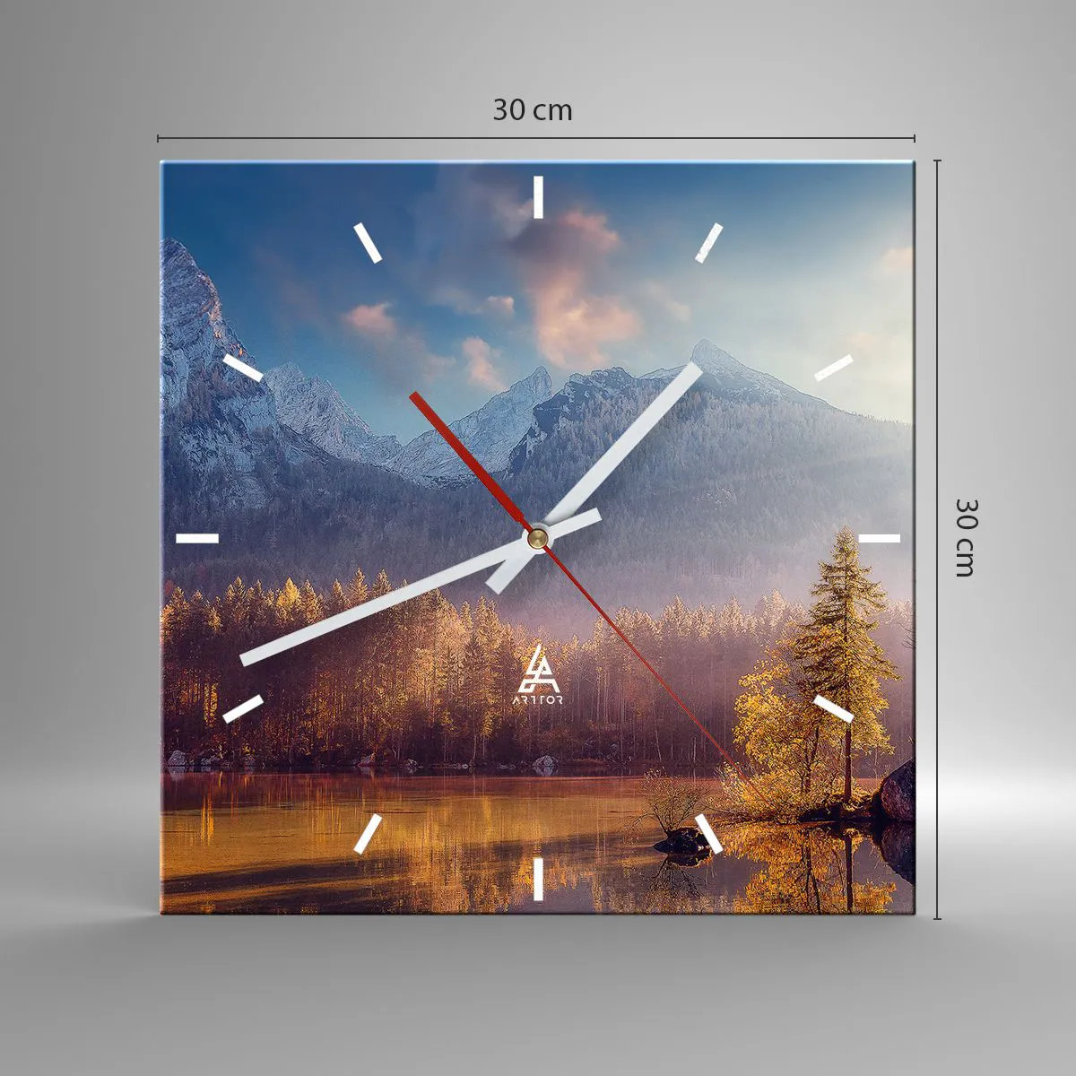 Zegar ścienny - Malowniczy widok na górski las i jezioro o świcie - 30x30cm - W górach i dolinach - Nowoczesna dekoracja ścienna do salonu i sypialni ARTTOR