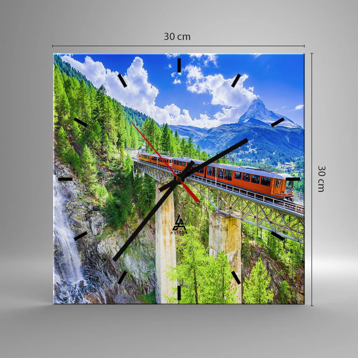 Wanduhr - Glasuhr - Eine Achterbahn auf einer Brücke mit Blick auf einen Wasserfall und Berge - 30x30cm - Jetzt sind Alpen dran - Moderne Wanddekoration für Wohnzimmer und Schlafzimmer ARTTOR