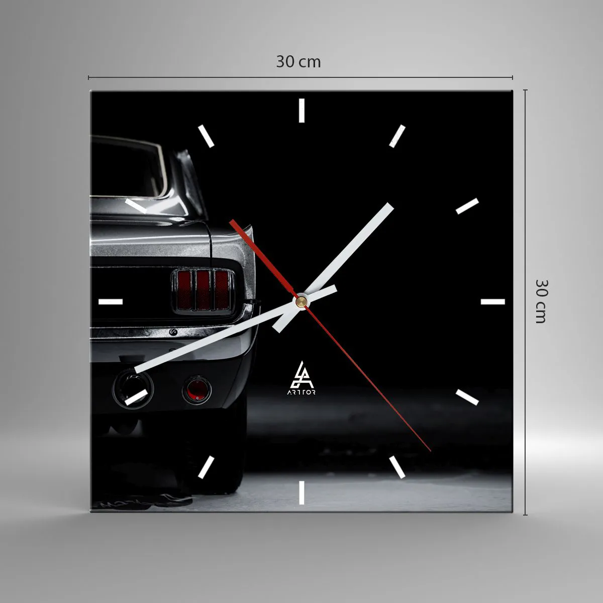 Orologio da parete - Orologio in Vetro - Un'immagine in bianco e nero della parte posteriore di un'auto d'epoca su uno sfondo scuro. - 30x30cm - Il fascino del classico - Decorazione murale moderna per soggiorno e camera da letto ARTTOR