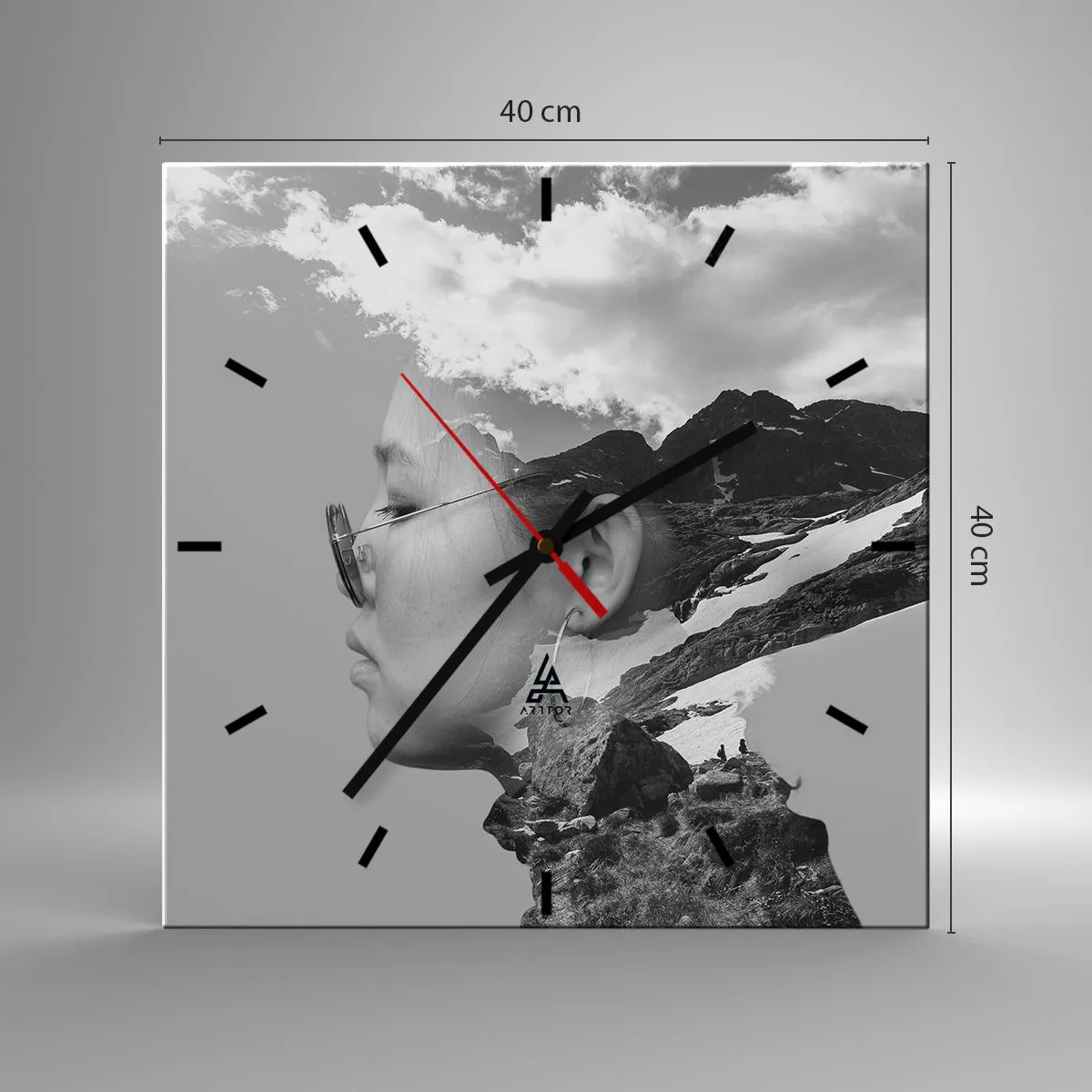 Nástěnné hodiny - Povznešen portrét v oblacích - 40x40 cm