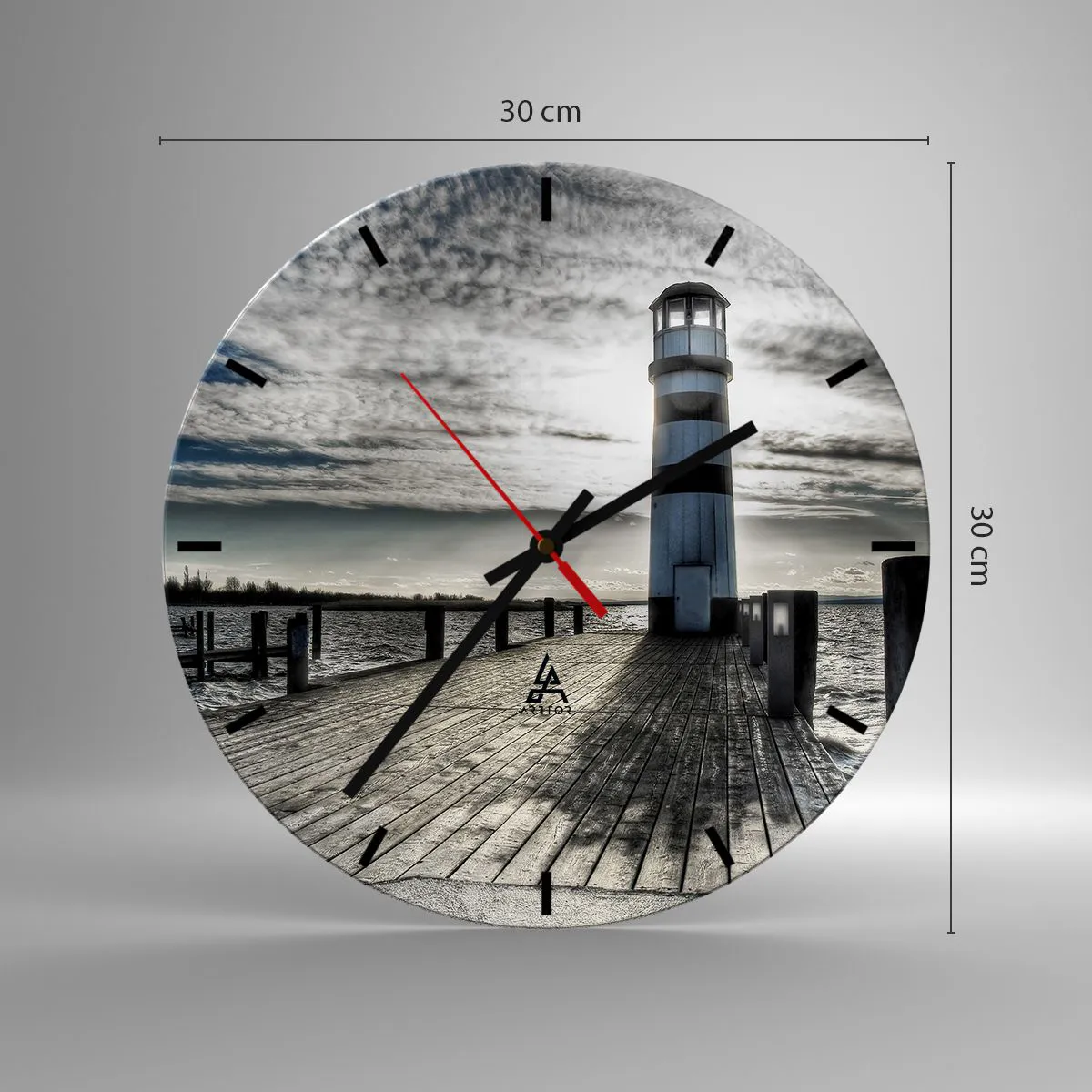 Vægur, Uret - Et fyrtårn på en mole i monokromatisk stil - 30x30cm - Søfolk, jeg ser frem til at se jer - Moderne vægdekoration til stue, køkken og soveværelse ARTTOR