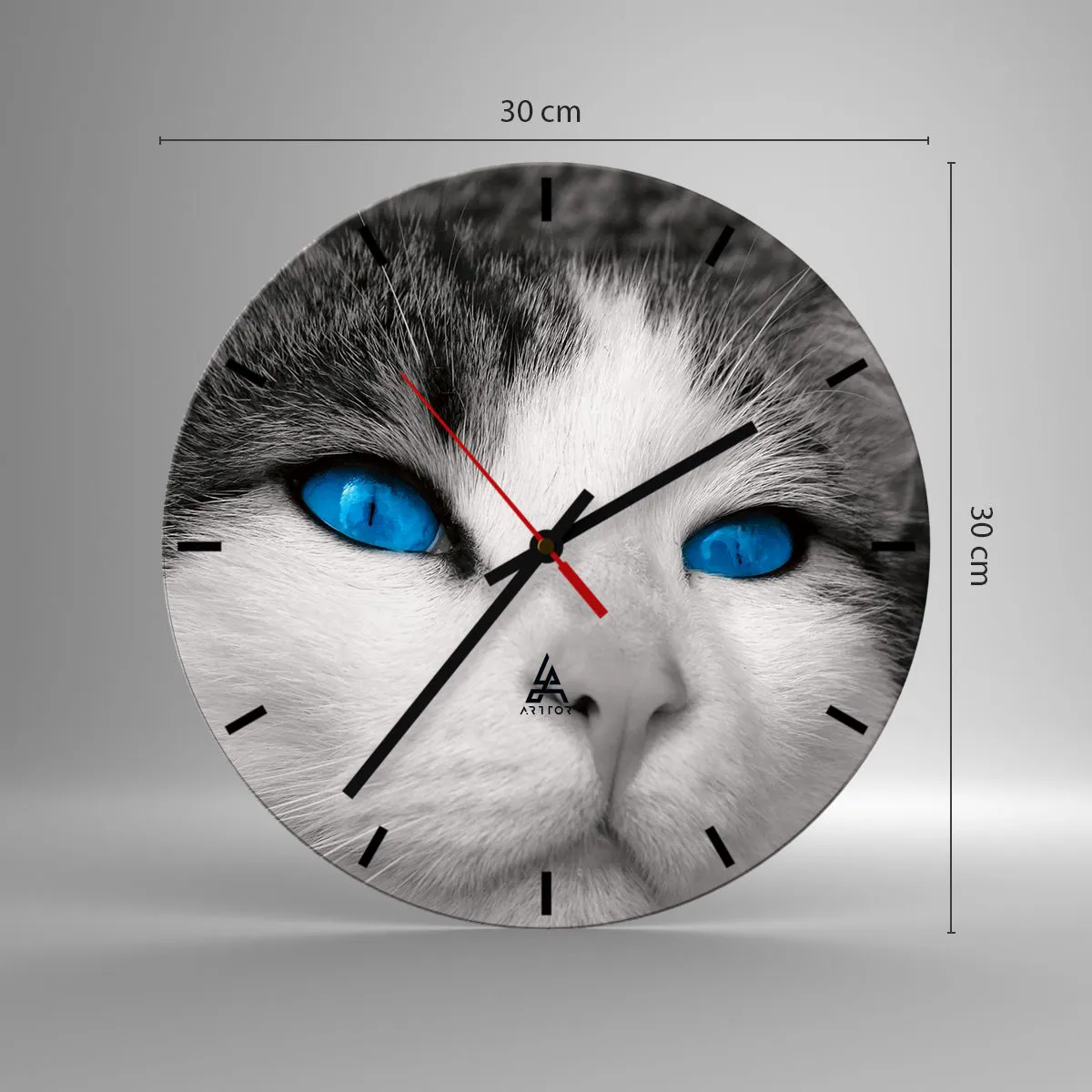 Väggklocka - Klocka på glas - Närbild av ett kattansikte med intensiva blå ögon - 30x30cm - Ovanligt blåögd - Modern väggdekoration för vardagsrum, kök och sovrum ARTTOR