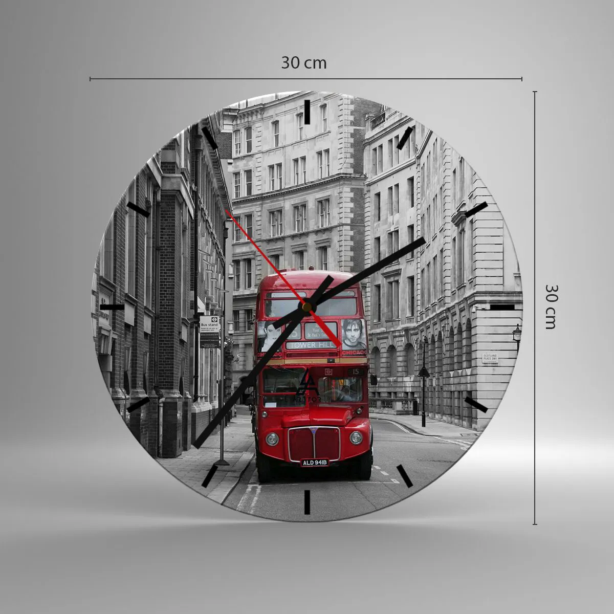 Nástenné hodiny - Červený autobus na pozadí čiernobielych budov. - 30x30cm - Všednosť nemusí byť šedá - Moderná nástenná dekorácia do obývacej izby, kuchyne a spálne ARTTOR
