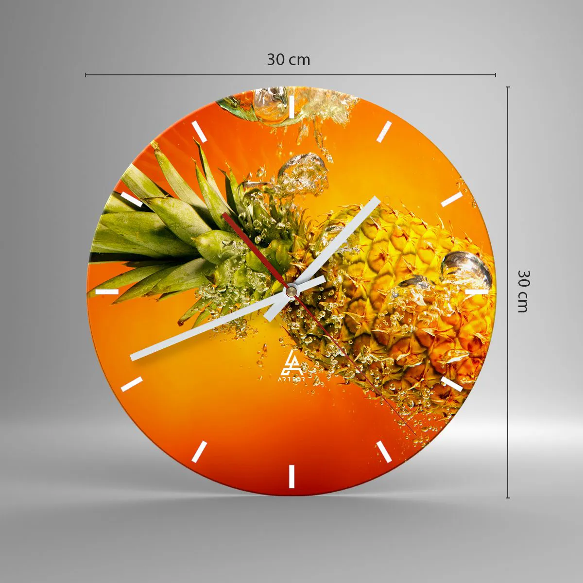 Wanduhr - Glasuhr - Eine in Wasser getauchte Ananas vor einem orangefarbenen Hintergrund mit Farbverlauf. - 30x30cm - Tropisch saftige Frische - Moderne Wanddekoration für Wohnzimmer, Küche und Schlafzimmer ARTTOR
