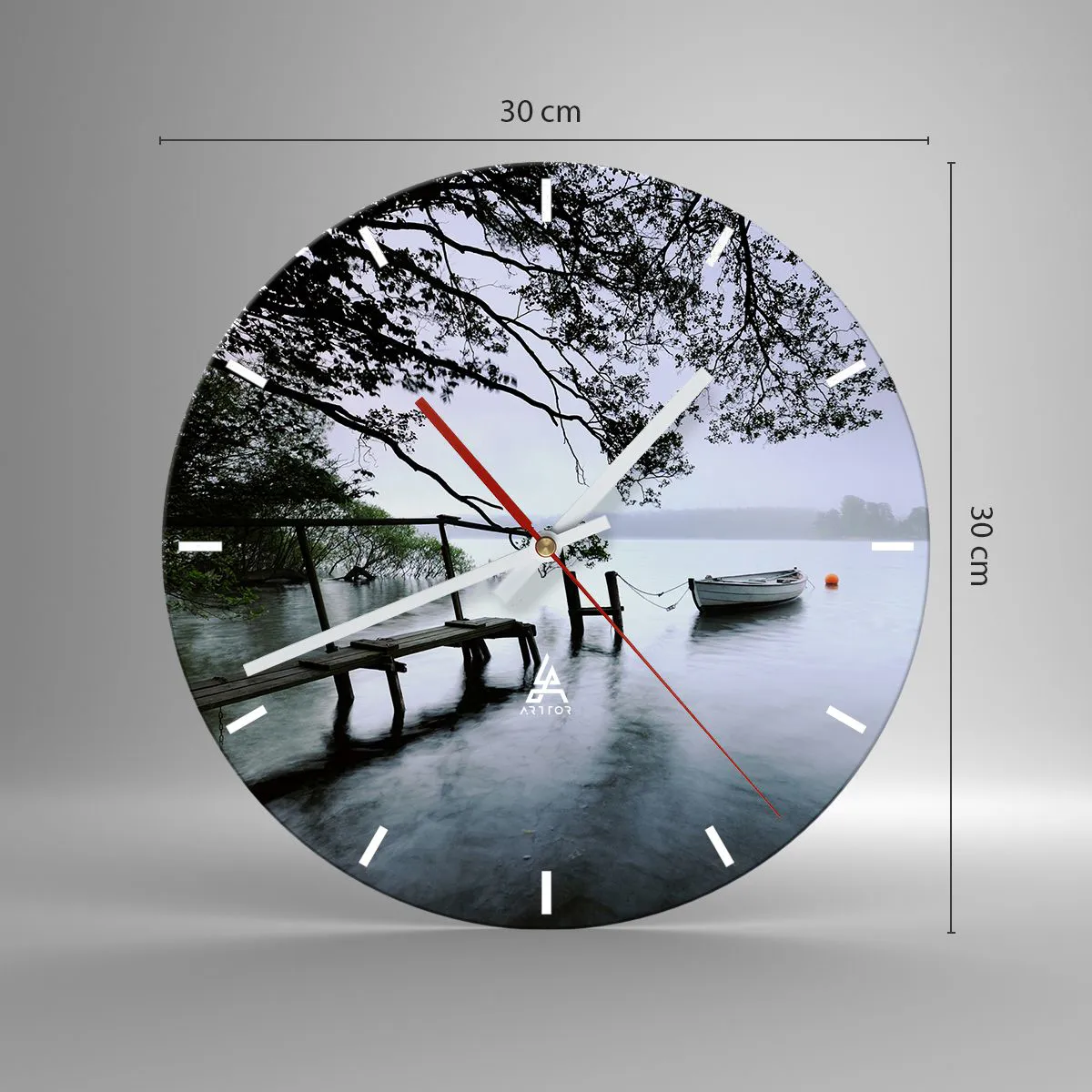 Reloj de pared - Reloj de vidrio - Un barco en un muelle rodeado de árboles en un lago tranquilo. - 30x30cm - Ya estás descansando - Decoración de pared moderna para salón, cocina y dormitorio ARTTOR