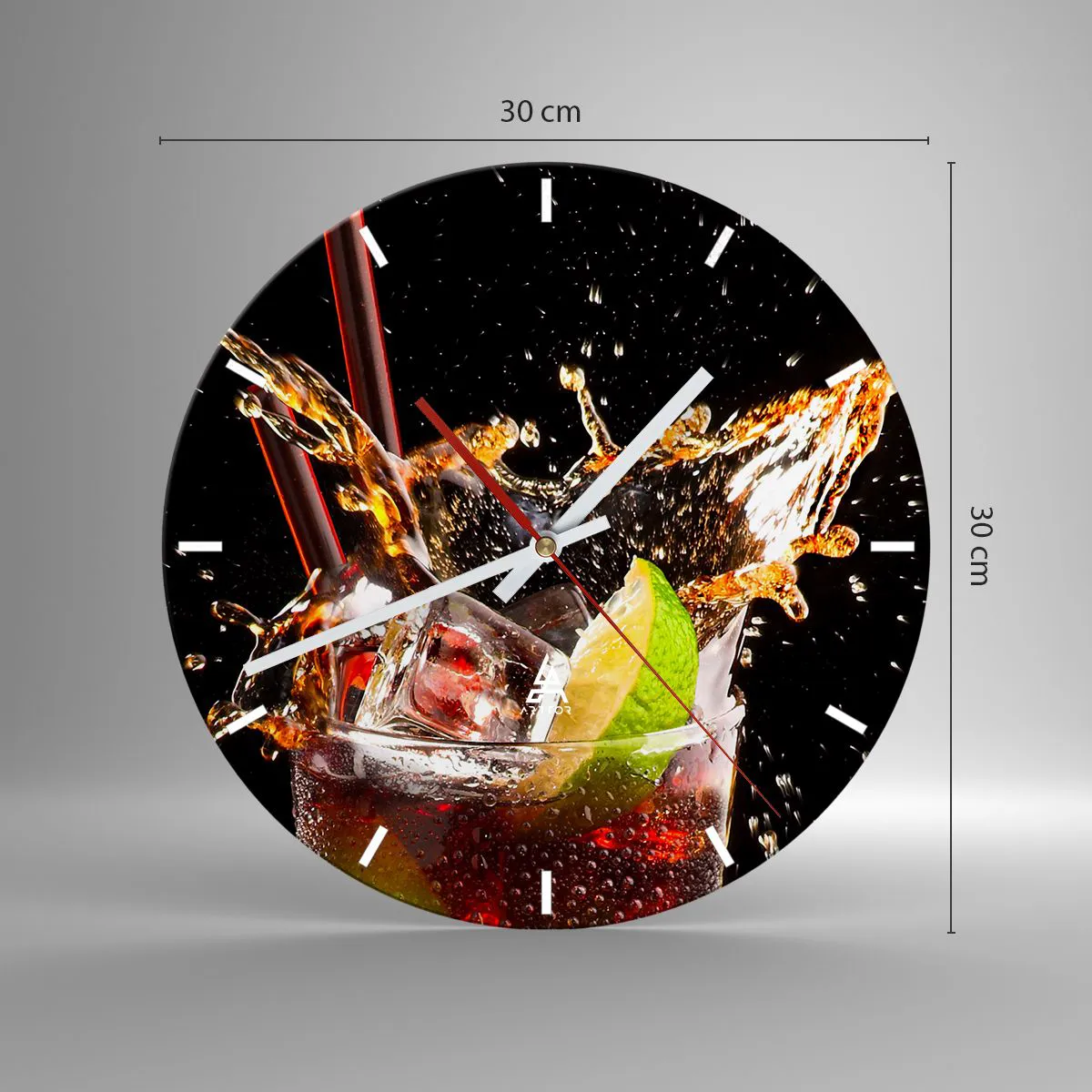 Vægur, Uret - Et glas drink med is og lime i sprayen - 30x30cm - Glæde og farveenergi - Moderne vægdekoration til stue, køkken og soveværelse ARTTOR