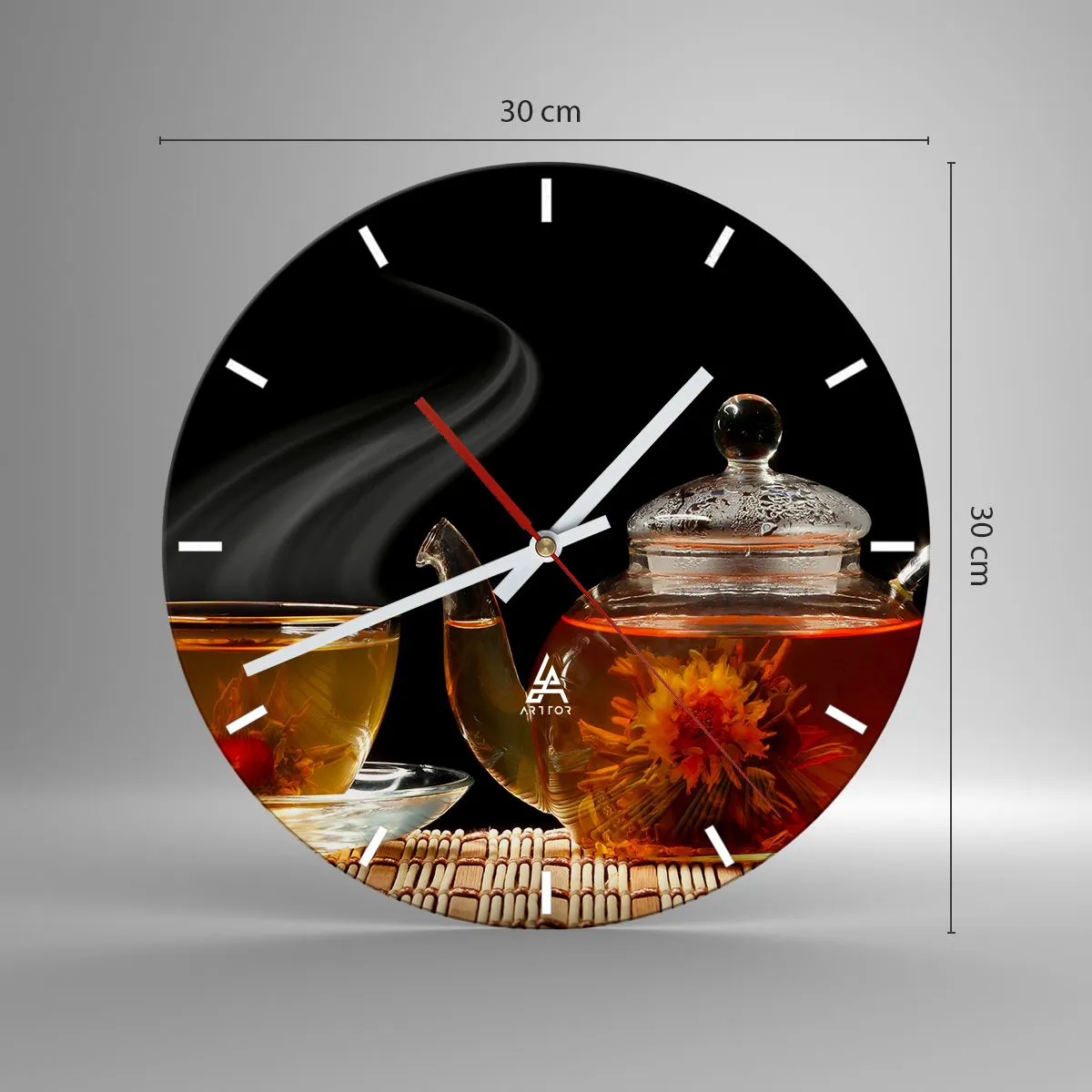 Vægur, Uret - En glaskande og en kop med damp i baggrunden - 30x30cm - Magien og kunsten at brygge te - Moderne vægdekoration til stue, køkken og soveværelse ARTTOR