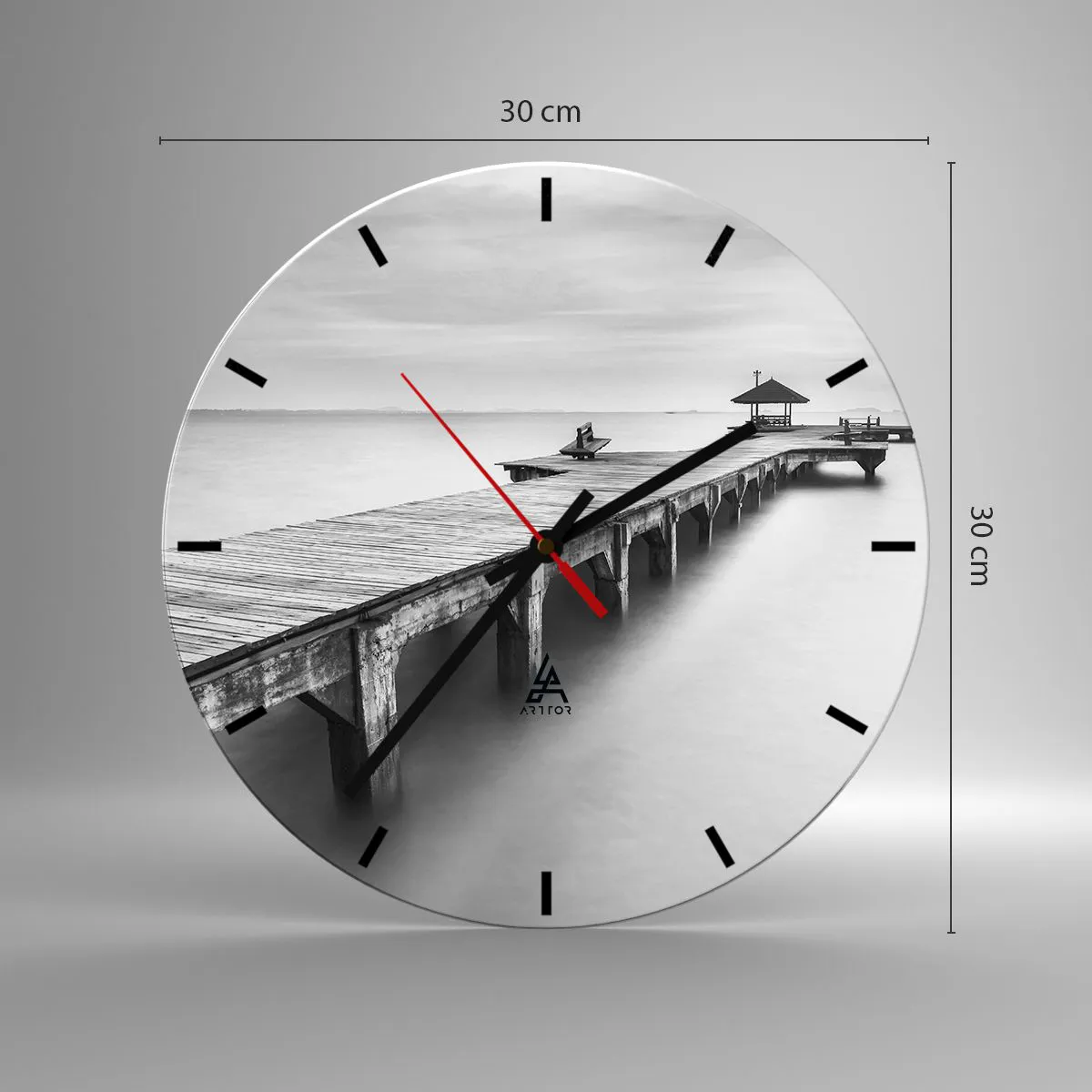 Relógio de parede - Relógio em vidro - Cais de madeira sobre águas calmas em preto e branco - 30x30cm - Para longe - Decoração de parede moderna para a sala de estar, cozinha e quarto ARTTOR