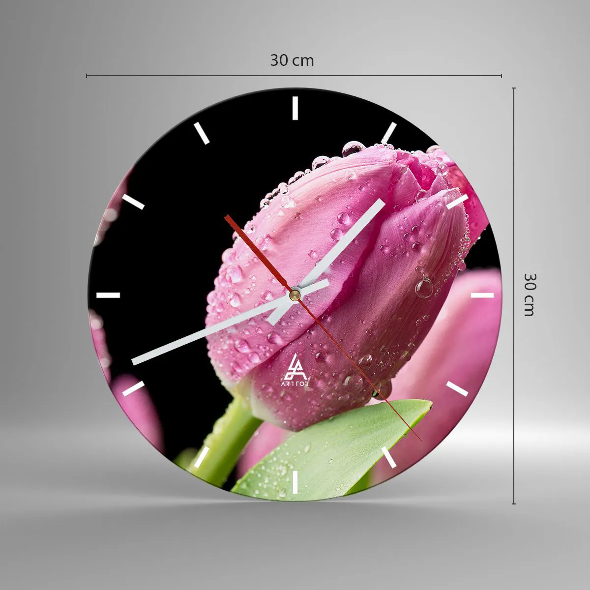Nástenné hodiny - Ružový tulipán pokrytý kvapkami rosy na tmavom pozadí. - 30x30cm - Ľaliový sen v rose - Moderná nástenná dekorácia do obývacej izby, kuchyne a spálne ARTTOR