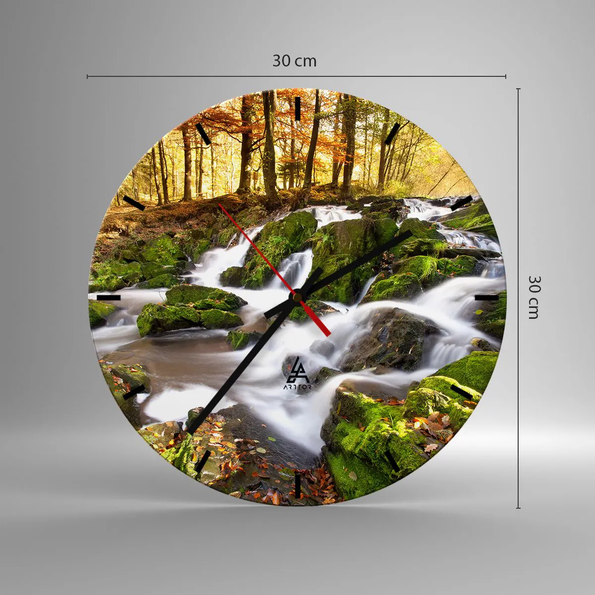 Vægur, Uret - Efterårsskov med en bæk og grønne lav på klipperne - 30x30cm - Bystrøm gennem efterårsskoven - Moderne vægdekoration til stue, køkken og soveværelse ARTTOR