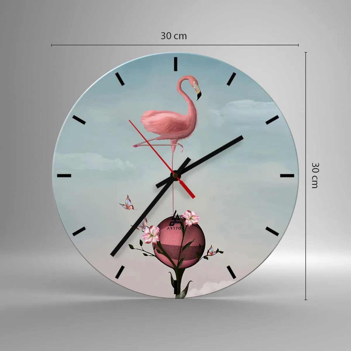Väggklocka - Klocka på glas - En rosa flamingo stående på en boll dekorerad med blommor. - 30x30cm - Basketbollens allegori - Modern väggdekoration för vardagsrum, kök och sovrum ARTTOR