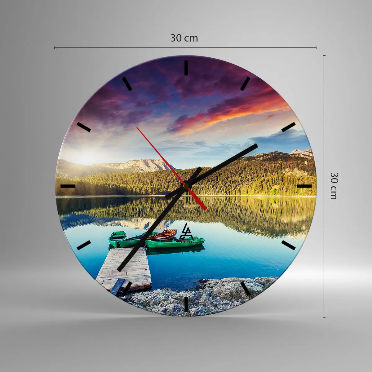 Relógio de parede - Relógio em vidro - Um mostrador de relógio com vista para um lago com barcos de madeira no píer - 30x30cm - Sobre a água tão lisa como um espelho - Decoração de parede moderna para a sala de estar, cozinha e quarto ARTTOR