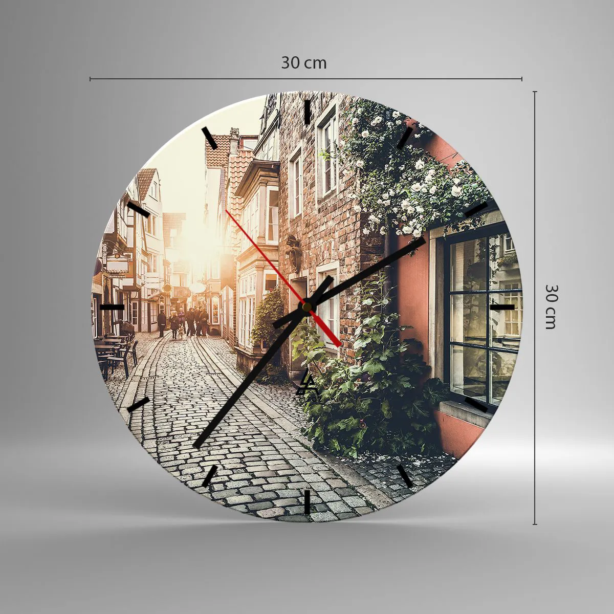 Ceas de perete - Ceas pe sticlă - O stradă pitorească cu case de locuit și trandafiri în lumina apusului - 30x30cm - Străduță în splendoare roz - Decorațiune modernă pentru perete pentru living, bucătărie și dormitor ARTTOR