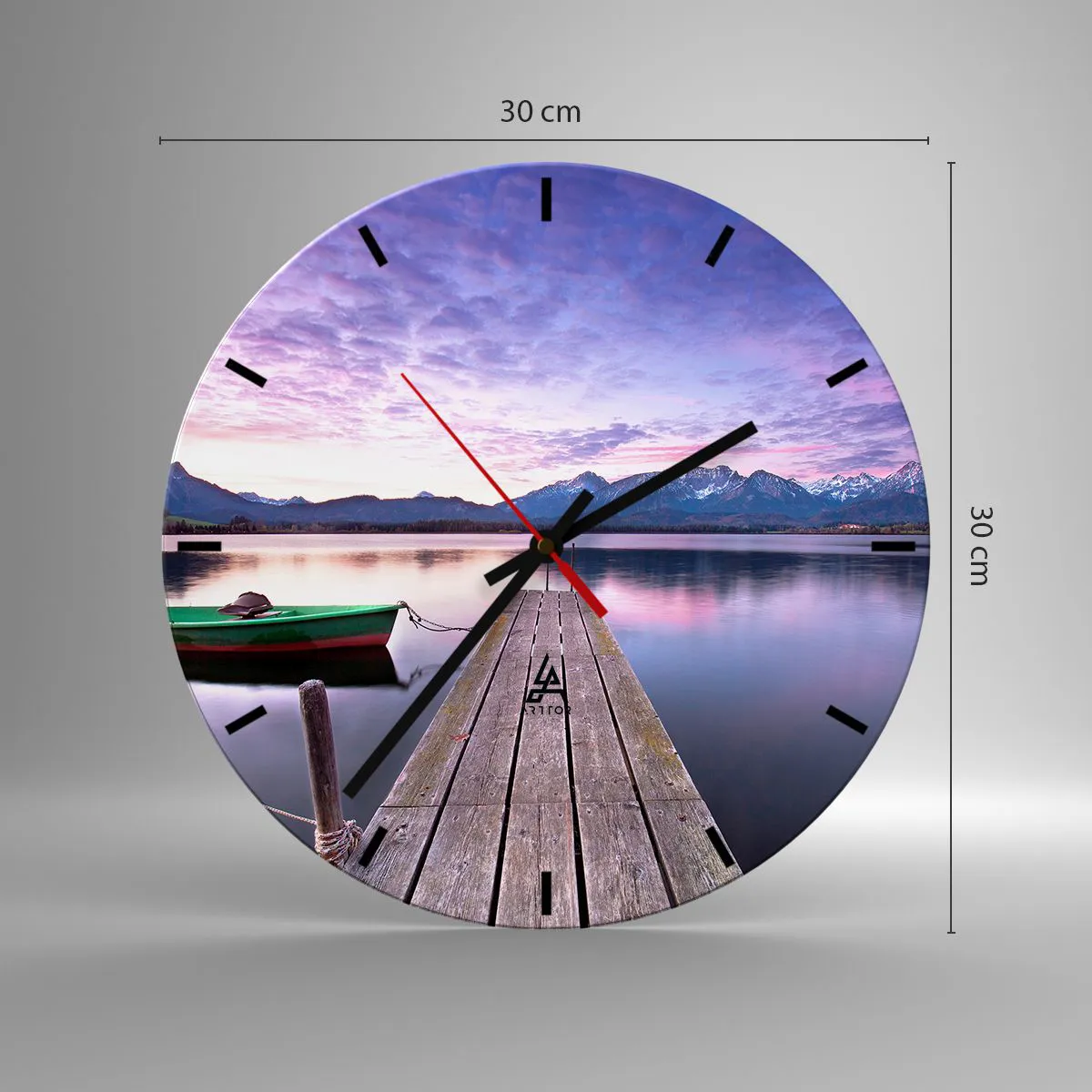 Reloj de pared - Reloj de vidrio - Un muelle en un lago con un barco frente a un paisaje de montaña al atardecer. - 30x30cm - Un silencio amistoso - Decoración de pared moderna para salón, cocina y dormitorio ARTTOR