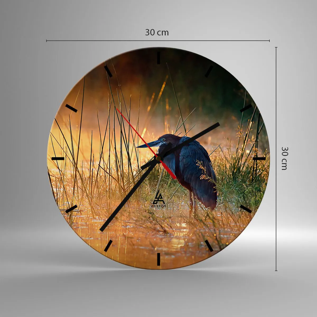 Vægur, Uret - En hejre mod en baggrund af græs i det varme morgenlys - 30x30cm - Giv mig en chance med disse billeder - Moderne vægdekoration til stue, køkken og soveværelse ARTTOR