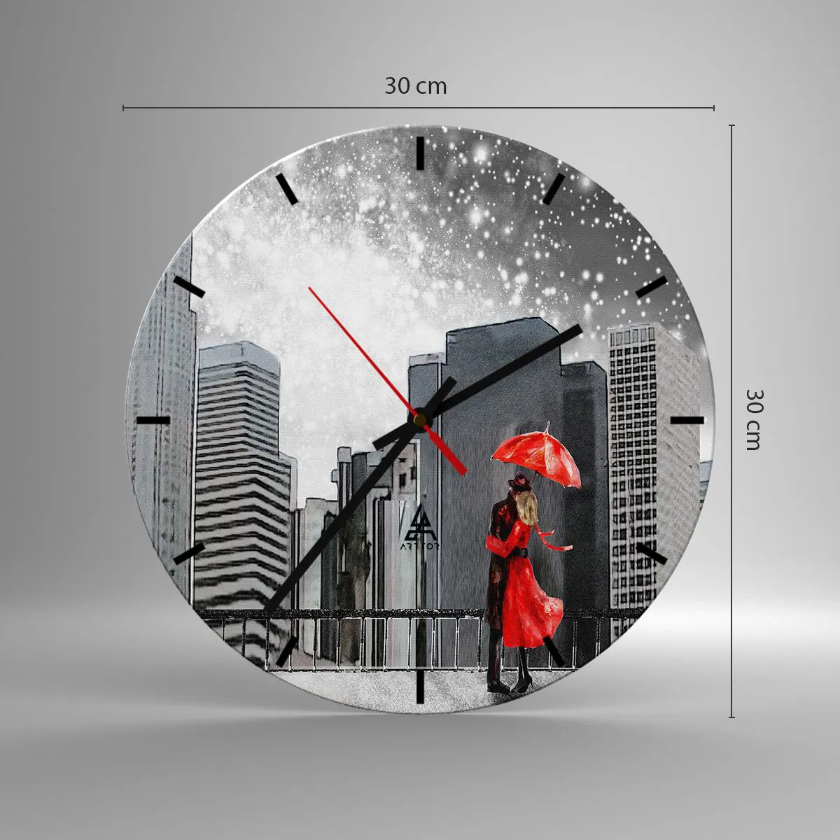 Nástěnné hodiny - Pár pod červeným deštníkem s městem v pozadí - 30x30cm - Člověk není kámen - Moderní nástěnná dekorace do obývacího pokoje, kuchyně a ložnice ARTTOR
