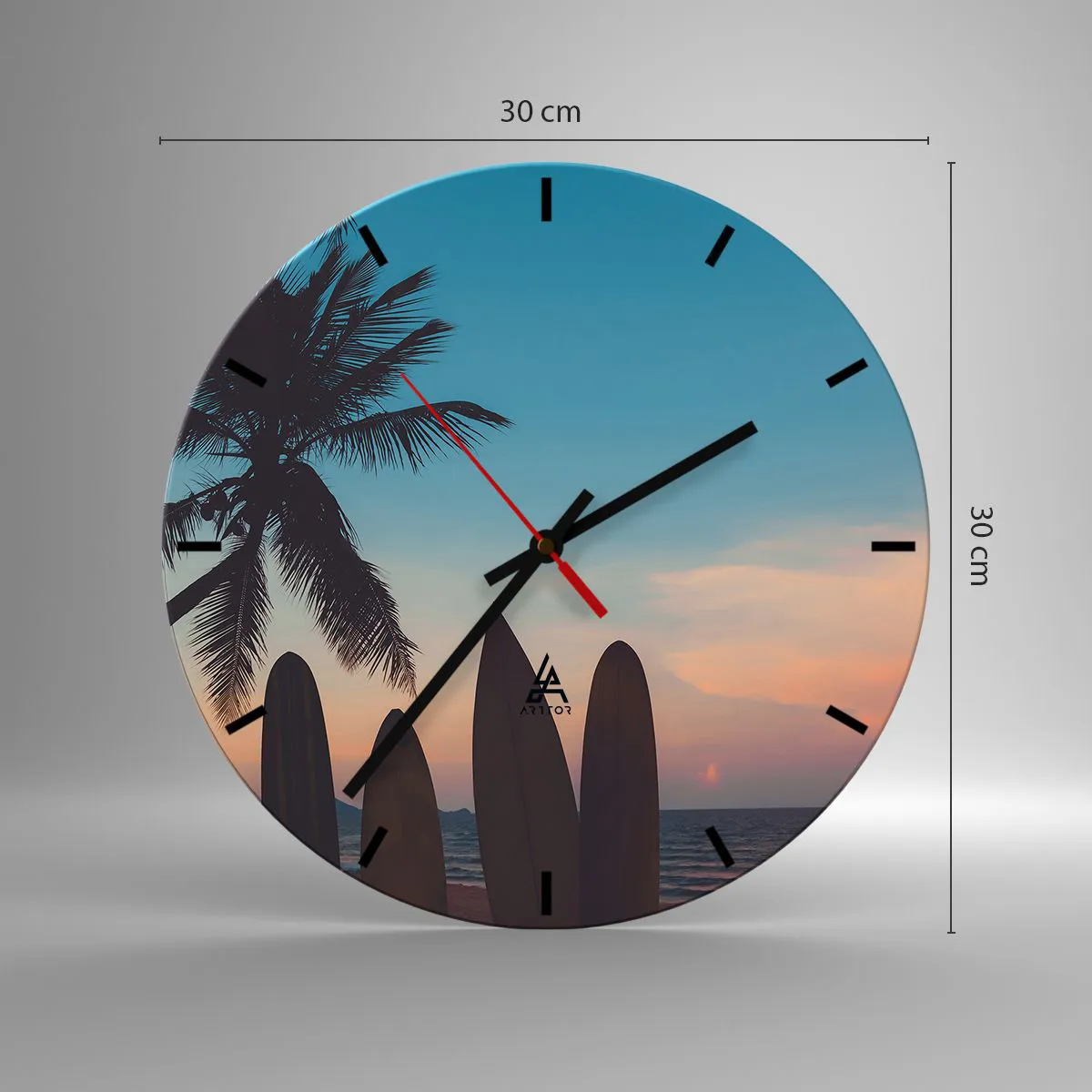Wanduhr - Glasuhr - Strand mit Palme und Surfbrettern im Hintergrund - 30x30cm - Morgen wird es auch lustig - Moderne Wanddekoration für Wohnzimmer, Küche und Schlafzimmer ARTTOR