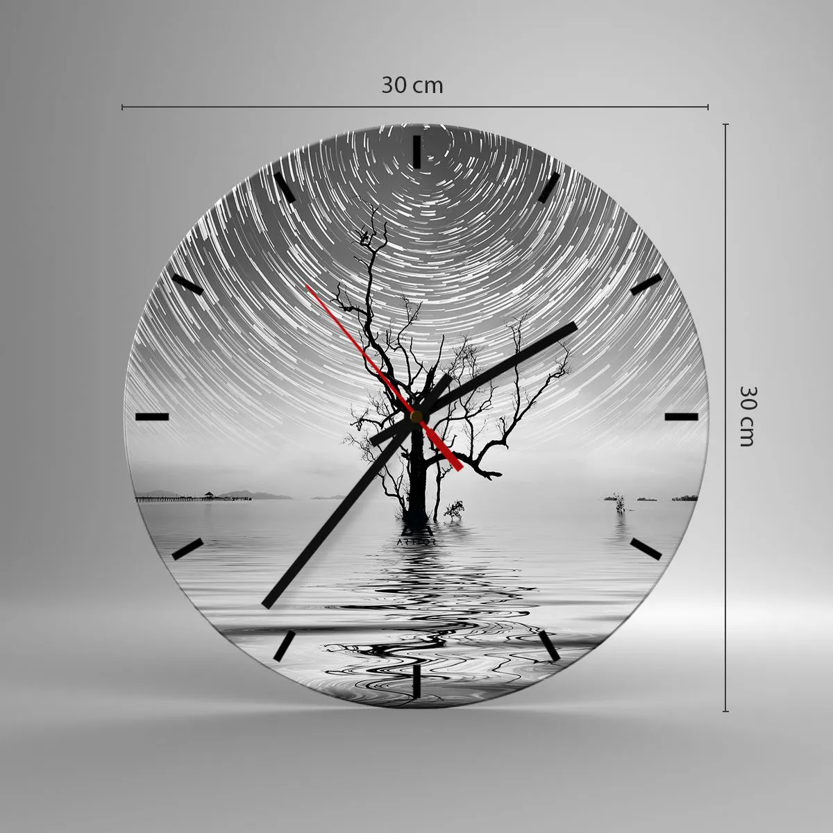Ceas de perete - Ceas pe sticlă - Peisaj alb-negru cu un copac pe apă și cercuri de stele - 30x30cm - O simfonie a naturii - Decorațiune modernă pentru perete pentru living, bucătărie și dormitor ARTTOR