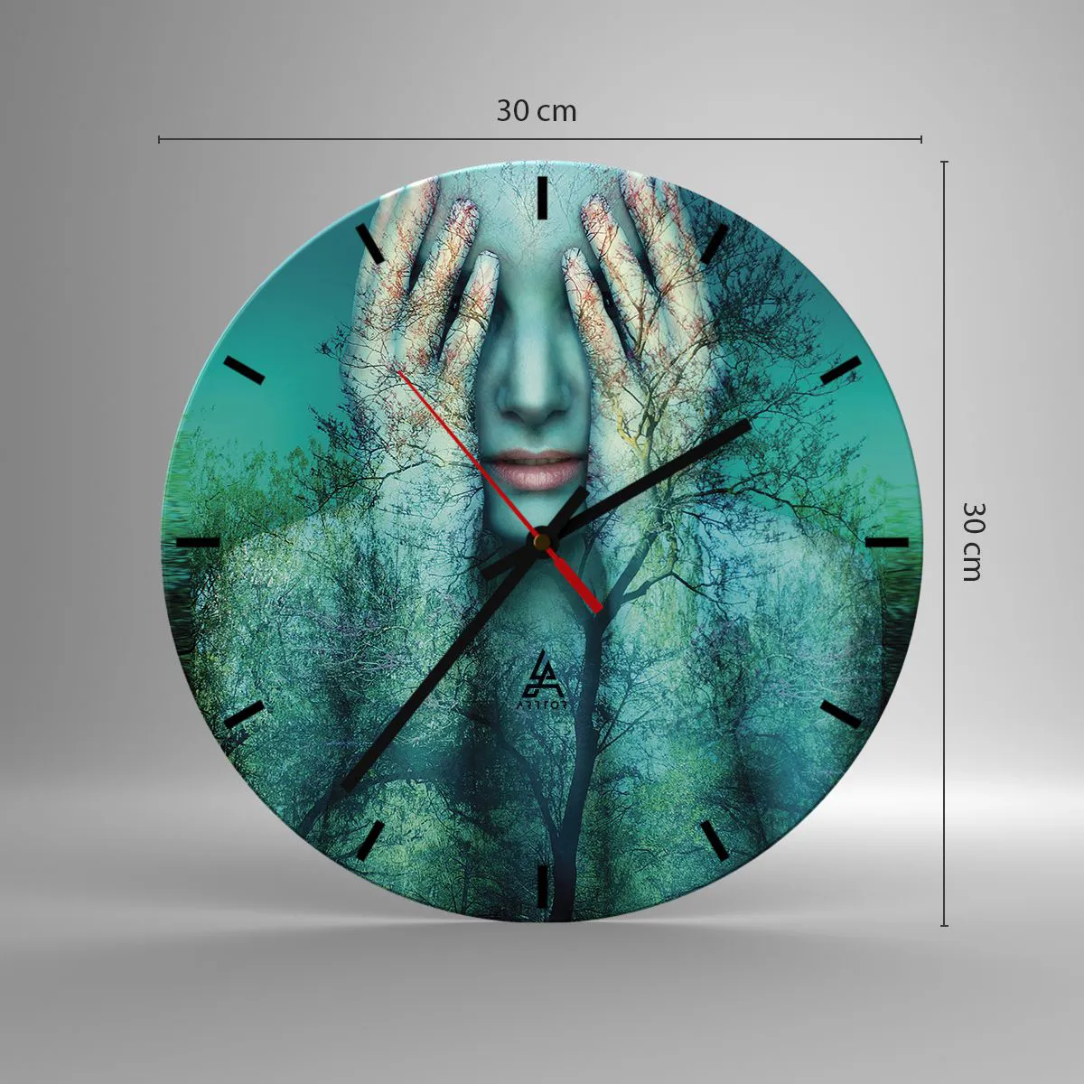 Falióra, Óra - Egy nő arca egy erdőben fákkal és zöld háttérrel. - 30x30cm - Kékbe merítve - Modern fali dekoráció nappalihoz, konyhához és hálószobához ARTTOR