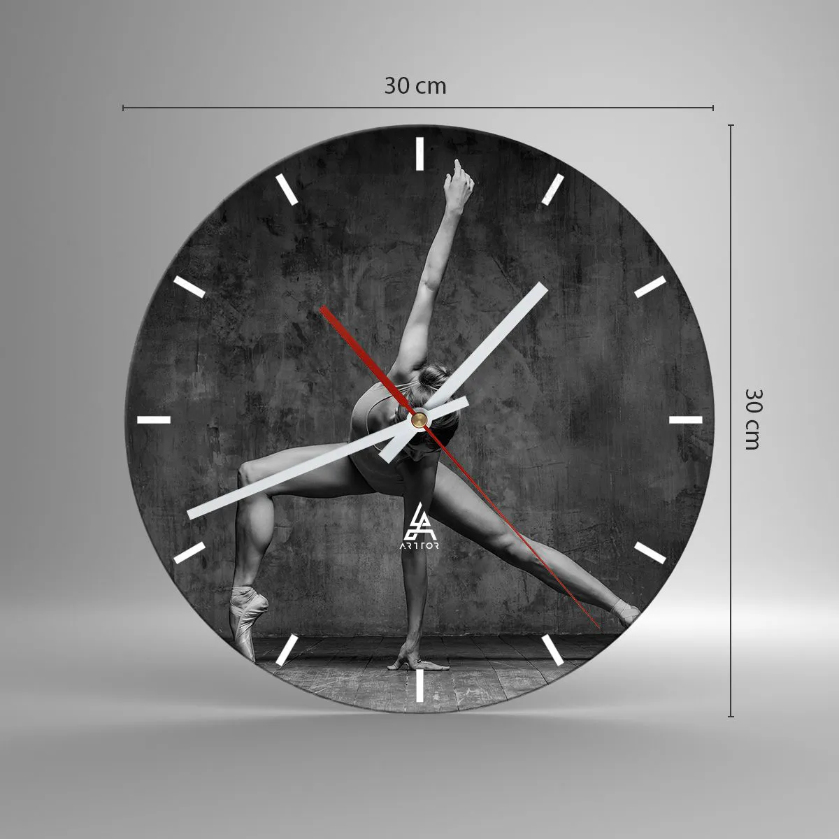 Relógio de parede - Relógio em vidro - Uma bailarina em uma pose dinâmica tendo como pano de fundo uma parede industrial rústica. - 30x30cm - O equilíbrio ideal - Decoração de parede moderna para a sala de estar, cozinha e quarto ARTTOR