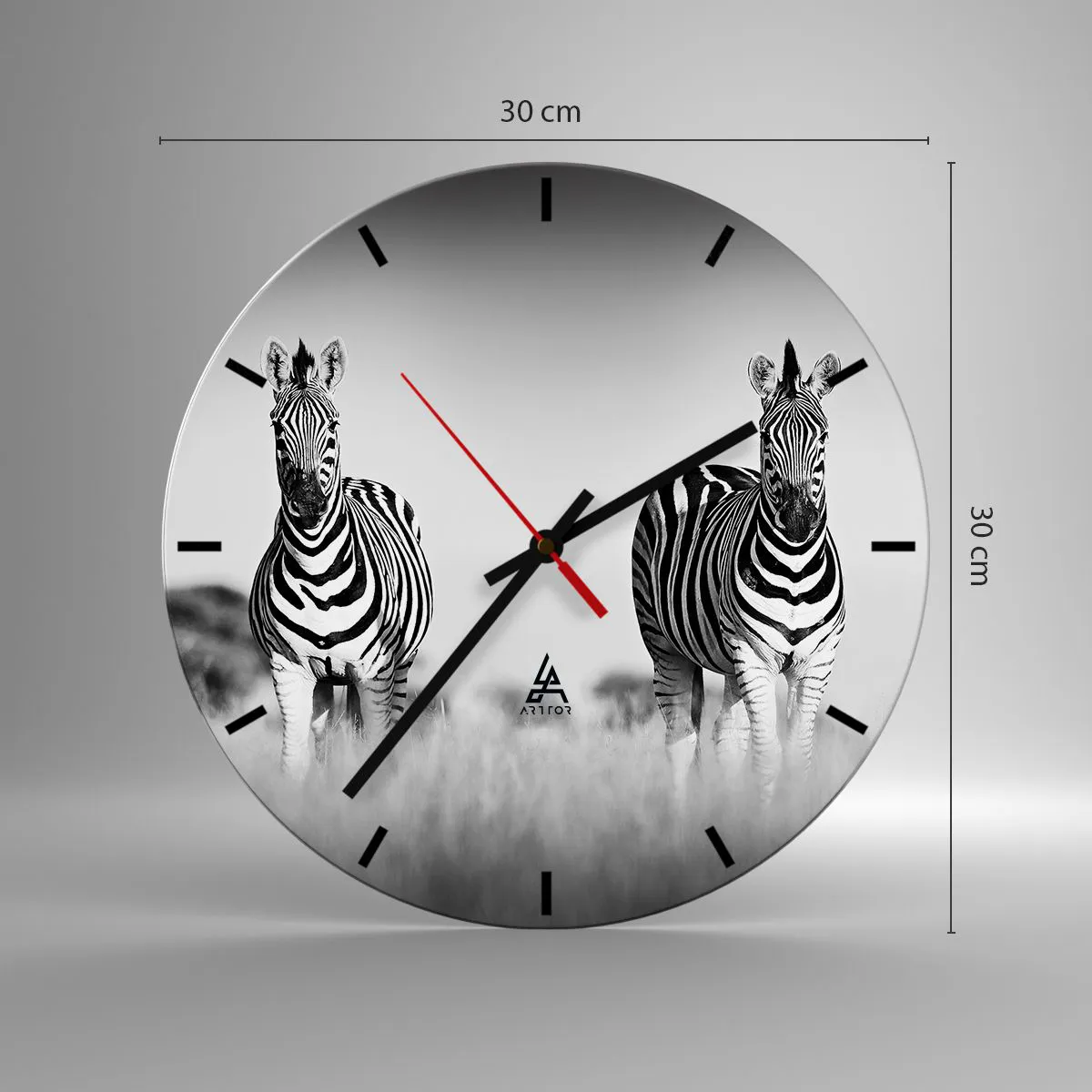 Vægur, Uret - To zebraer i savannen i sort og hvid - 30x30cm - Og alligevel er verden sort og hvid - Moderne vægdekoration til stue, køkken og soveværelse ARTTOR