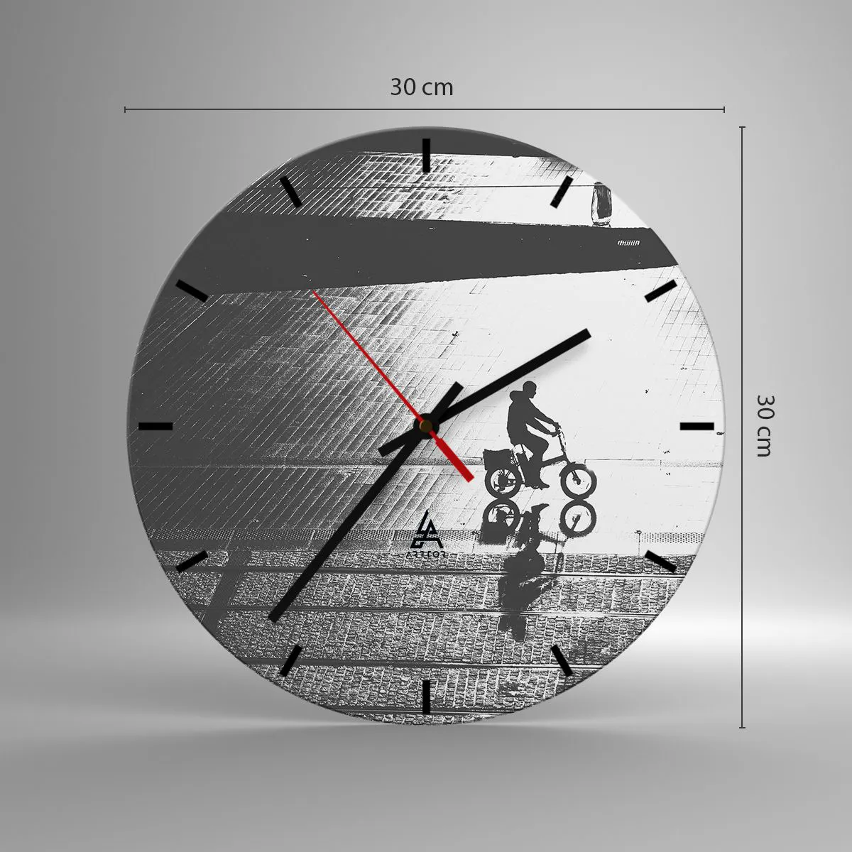 Nástenné hodiny - Čiernobiela silueta cyklistu a jeho odraz v mláke. - 30x30cm - Dopredu, cez mesto - Moderná nástenná dekorácia do obývacej izby, kuchyne a spálne ARTTOR