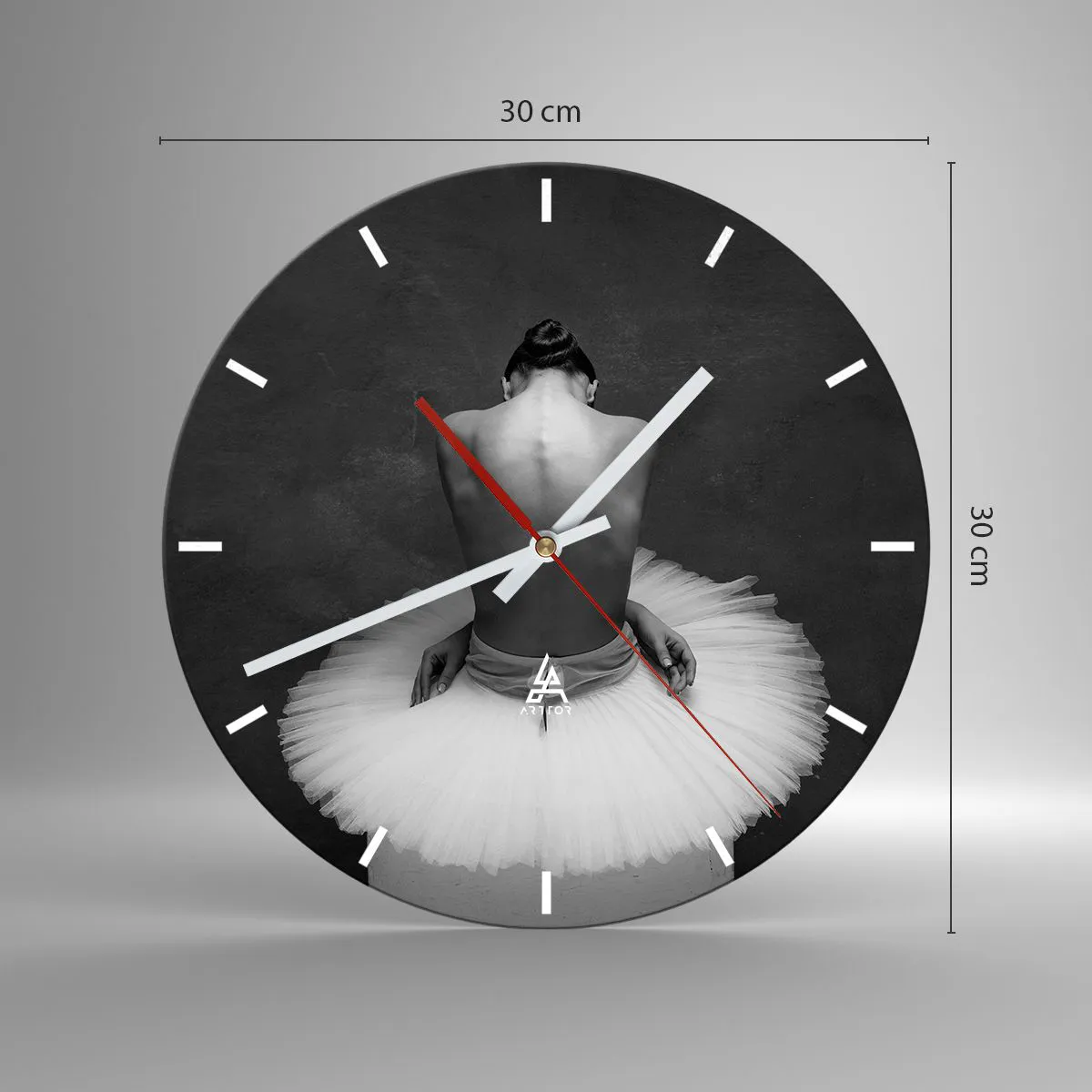 Nástěnné hodiny - Tanečnice v tylové sukni sedící pozpátku v černé a bílé - 30x30cm - Právě kvete - Moderní nástěnná dekorace do obývacího pokoje, kuchyně a ložnice ARTTOR