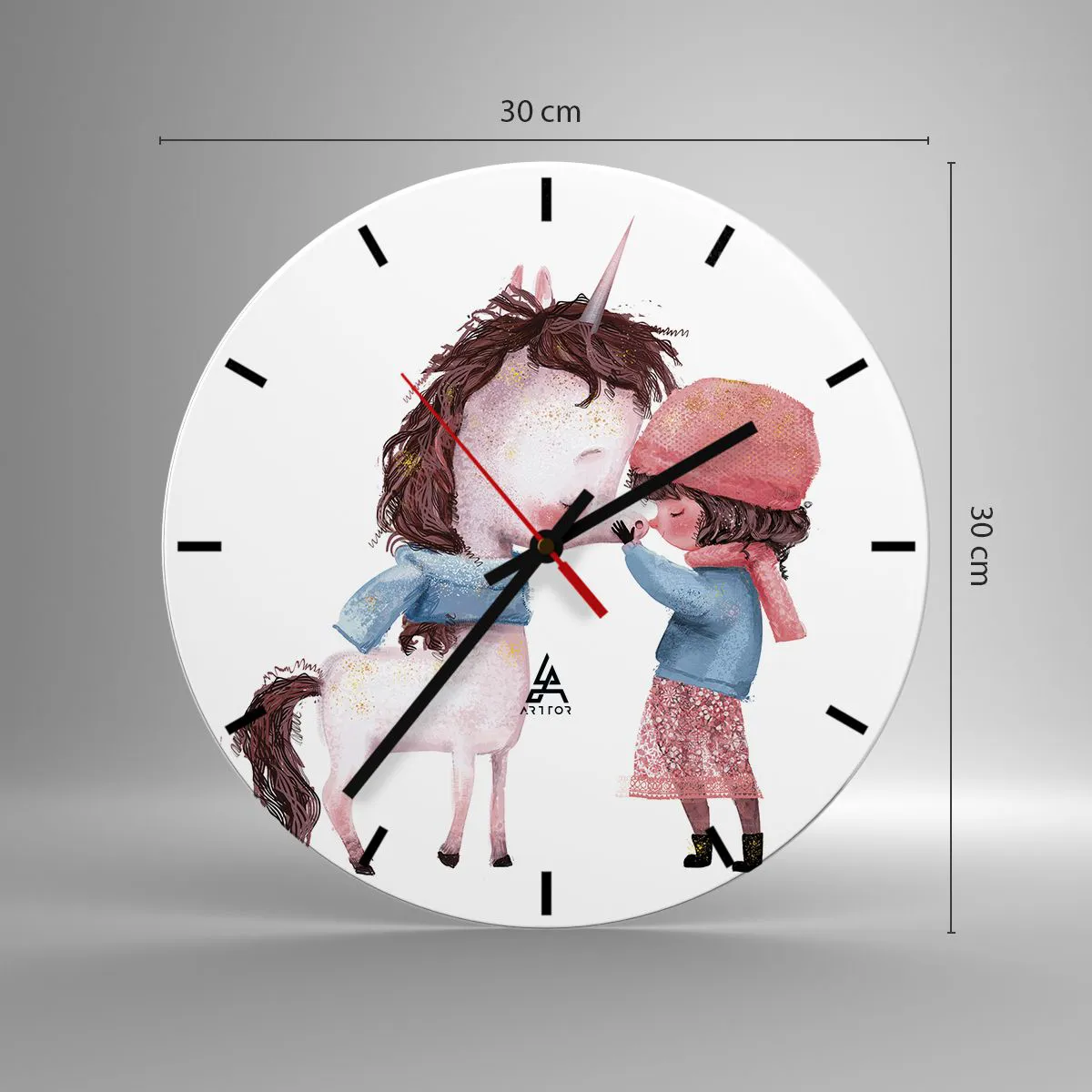 Vægur, Uret - En pige i vintertøj, der kysser en enhjørning på en hvid baggrund - 30x30cm - En vinterhistorie - Moderne vægdekoration til stue, køkken og soveværelse ARTTOR